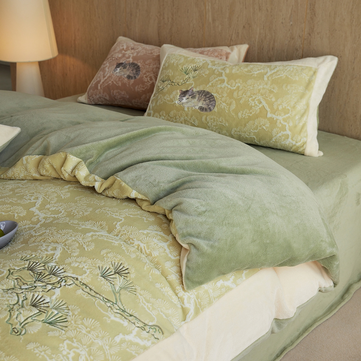 91家纺网 家纺一手货源 找家纺 风向标家纺 2025新款250克雕花绣花牛奶绒四件套-松涧系列风格二 银渐层-绿松间