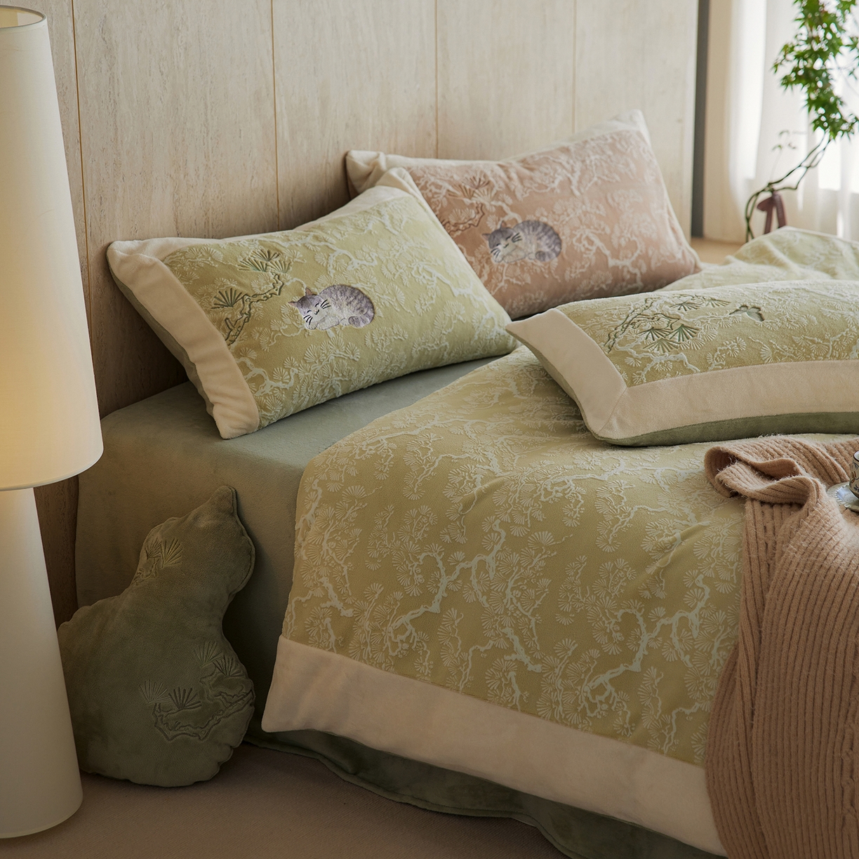 91家纺网 家纺一手货源 找家纺 风向标家纺 2025新款250克雕花绣花牛奶绒四件套-松涧系列风格二 银渐层-绿松间