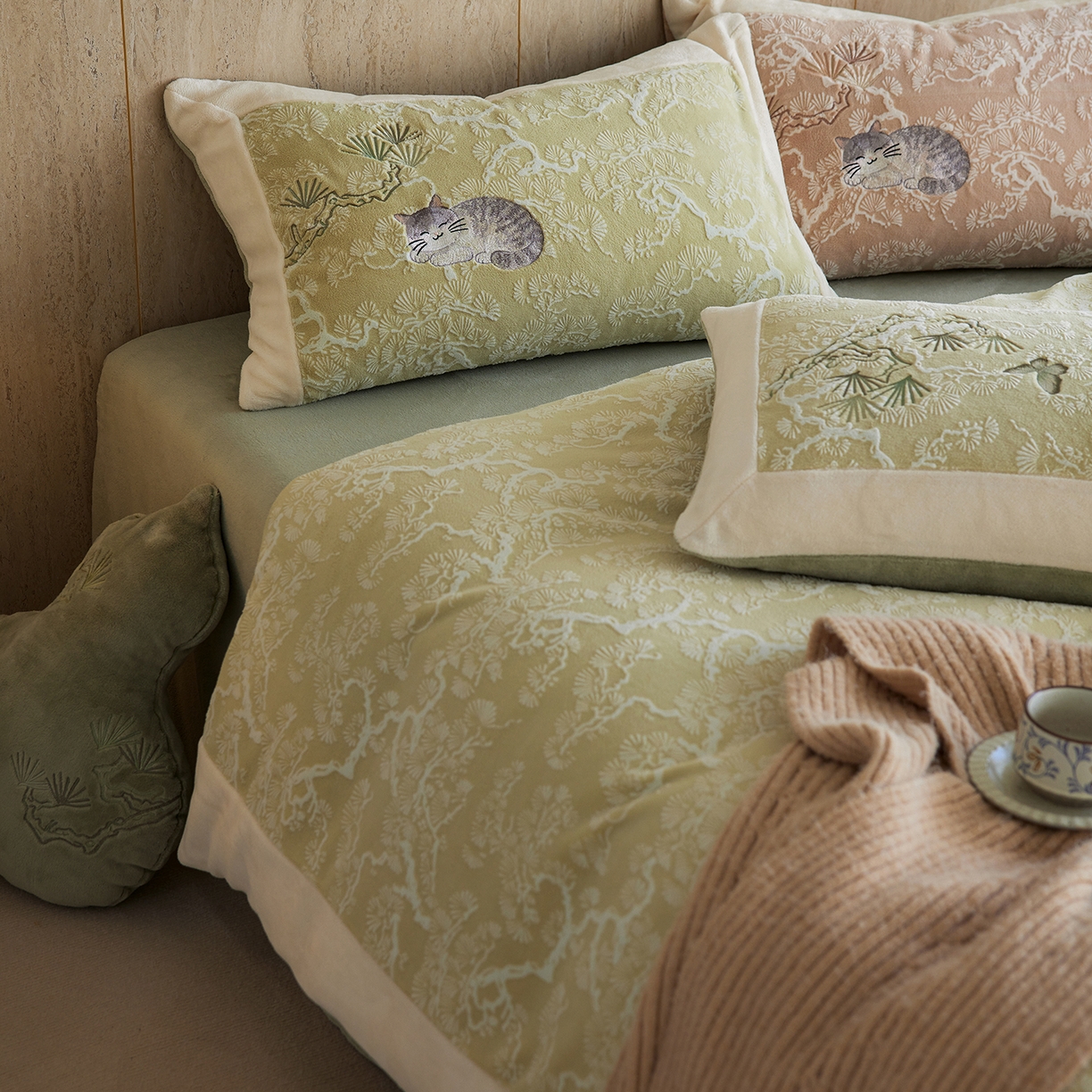 91家纺网 家纺一手货源 找家纺 风向标家纺 2025新款250克雕花绣花牛奶绒四件套-松涧系列风格二 银渐层-绿松间