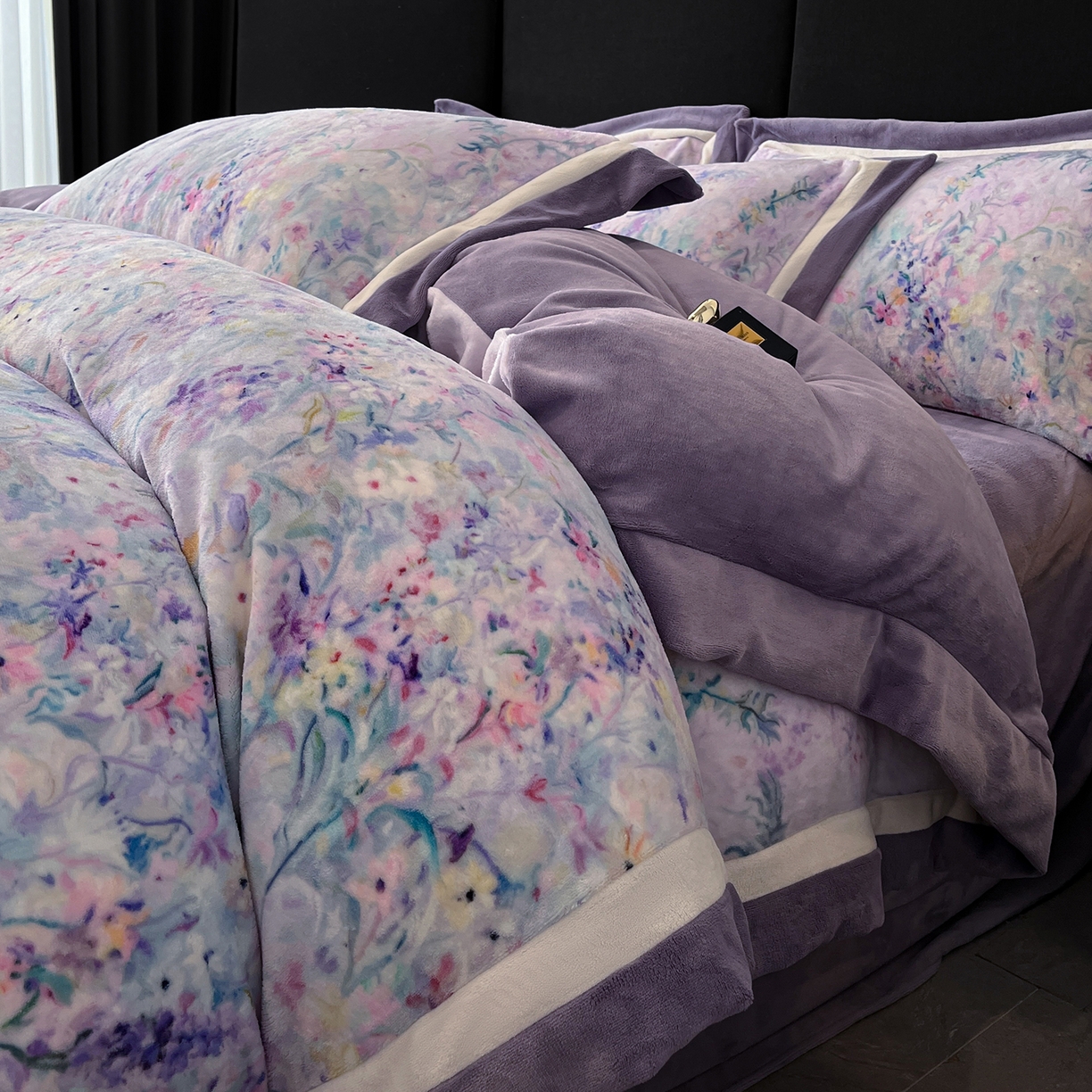 91家纺网 家纺一手货源 找家纺 （总）吾诺 双拼角工艺数码牛奶绒四件套 飞边拼角重工艺  -芳华系列