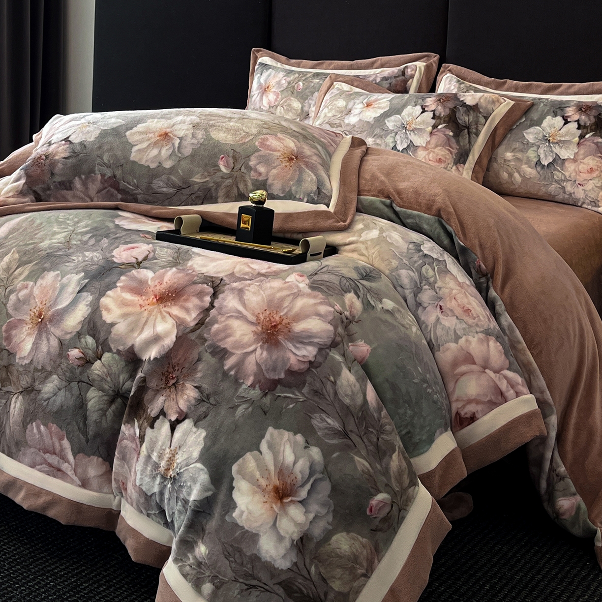 91家纺网 家纺一手货源 找家纺 吾诺家居 2025新款双拼角工艺数码牛奶绒四件套-芳华 锦绣芳华