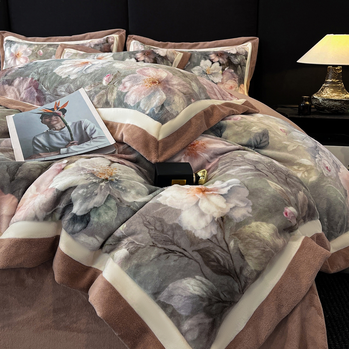 91家纺网 家纺一手货源 找家纺 吾诺家居 2025新款双拼角工艺数码牛奶绒四件套-芳华 锦绣芳华