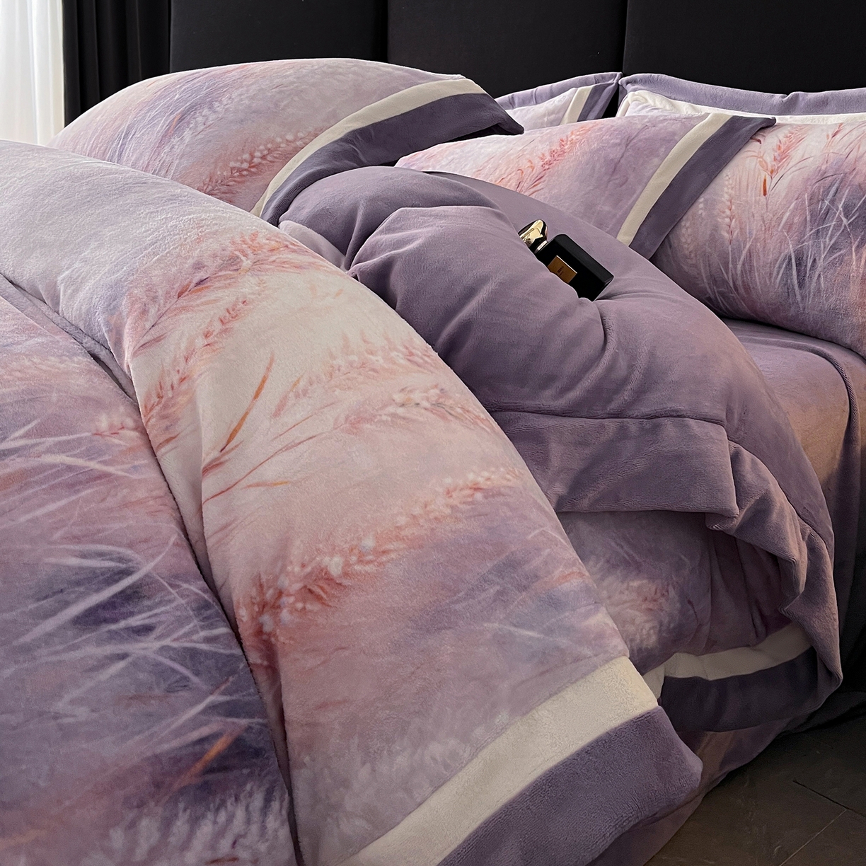 91家纺网 家纺一手货源 找家纺 （总）吾诺 双拼角工艺数码牛奶绒四件套 飞边拼角重工艺  -芳华系列