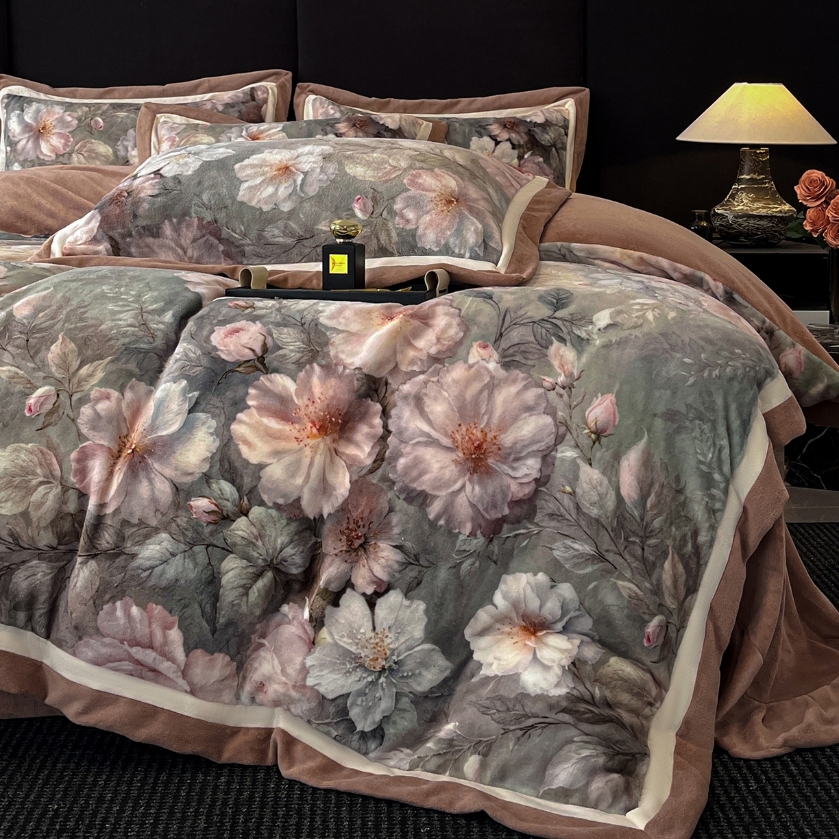 91家纺网 家纺一手货源 找家纺 吾诺家居 2025新款双拼角工艺数码牛奶绒四件套-芳华 锦绣芳华