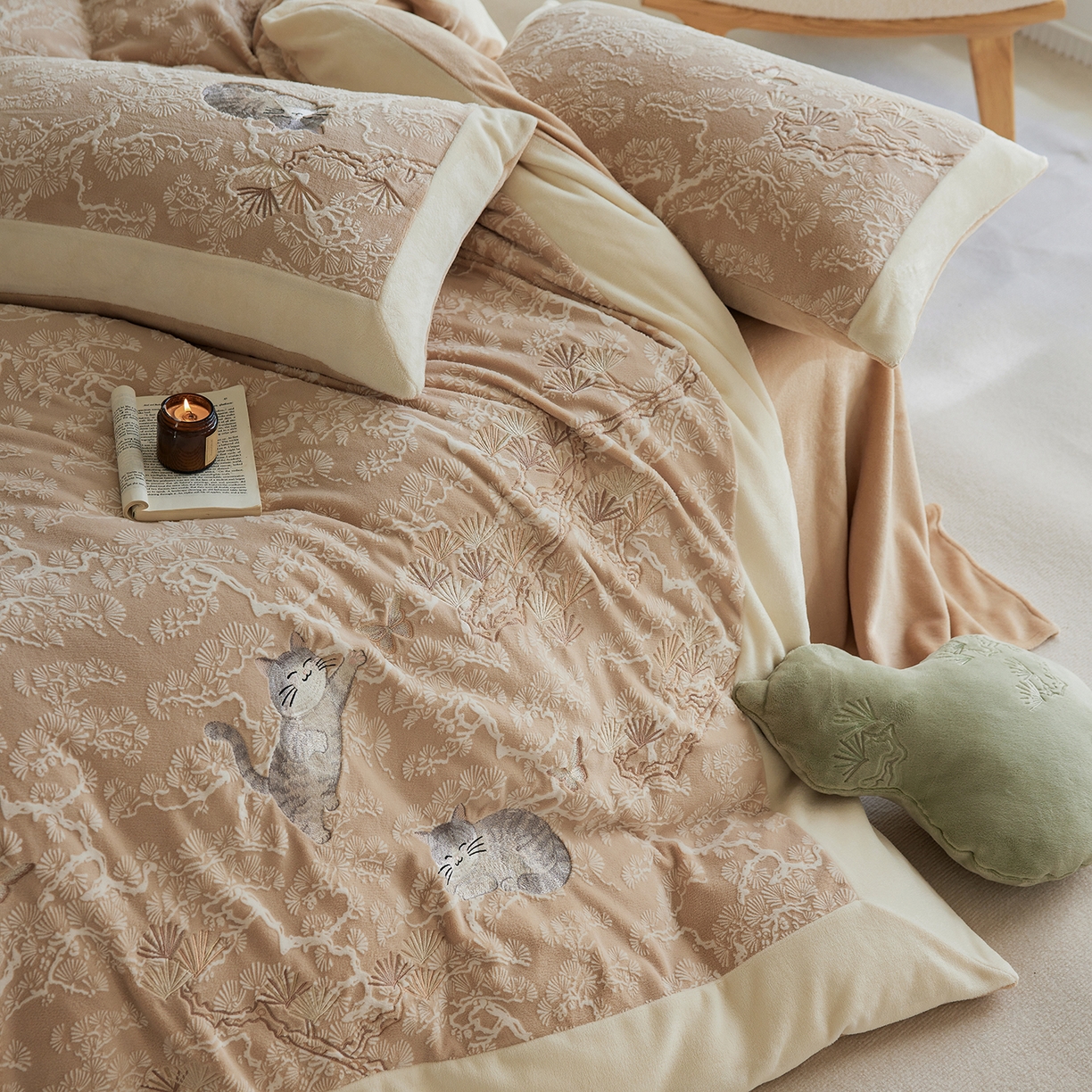 91家纺网 家纺一手货源 找家纺 风向标家纺 2025新款250克雕花绣花牛奶绒四件套-松涧系列风格二 银渐层-棕松间
