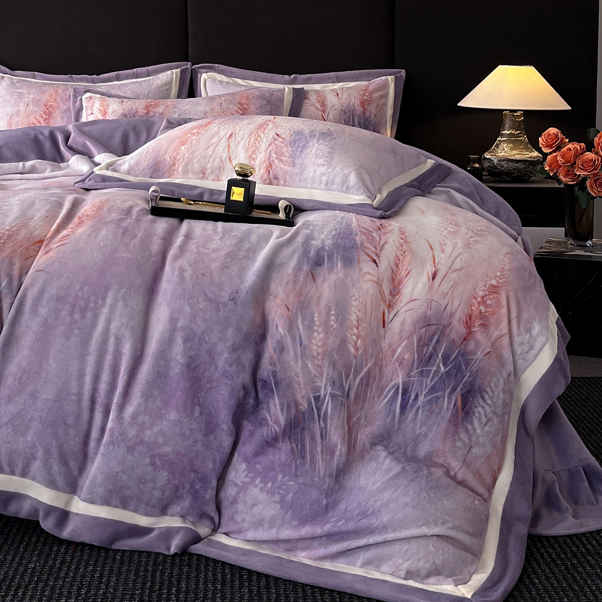 91家纺网 家纺一手货源 找家纺 吾诺家居 2025新款双拼角工艺数码牛奶绒四件套-芳华 麦田-紫
