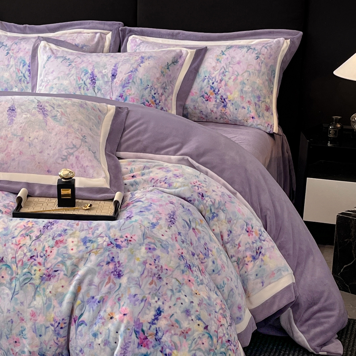 91家纺网 家纺一手货源 找家纺 吾诺家居 2025新款双拼角工艺数码牛奶绒四件套-芳华 熏衣草