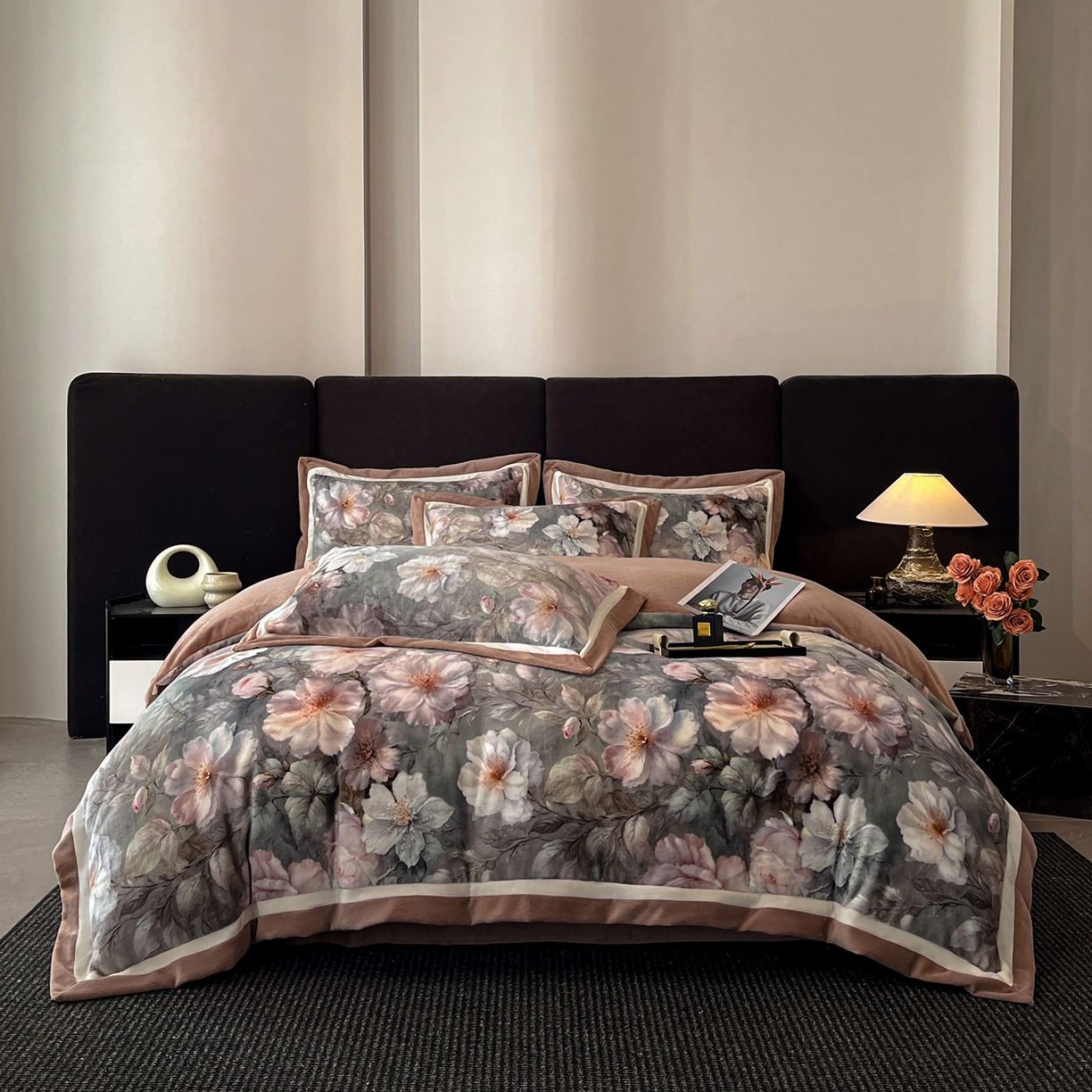 91家纺网 家纺一手货源 找家纺 吾诺家居 2025新款双拼角工艺数码牛奶绒四件套-芳华 锦绣芳华