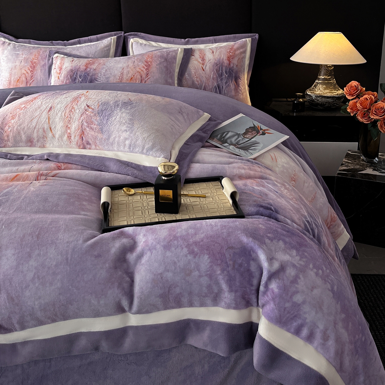 91家纺网 家纺一手货源 找家纺 吾诺家居 2025新款双拼角工艺数码牛奶绒四件套-芳华 麦田-紫