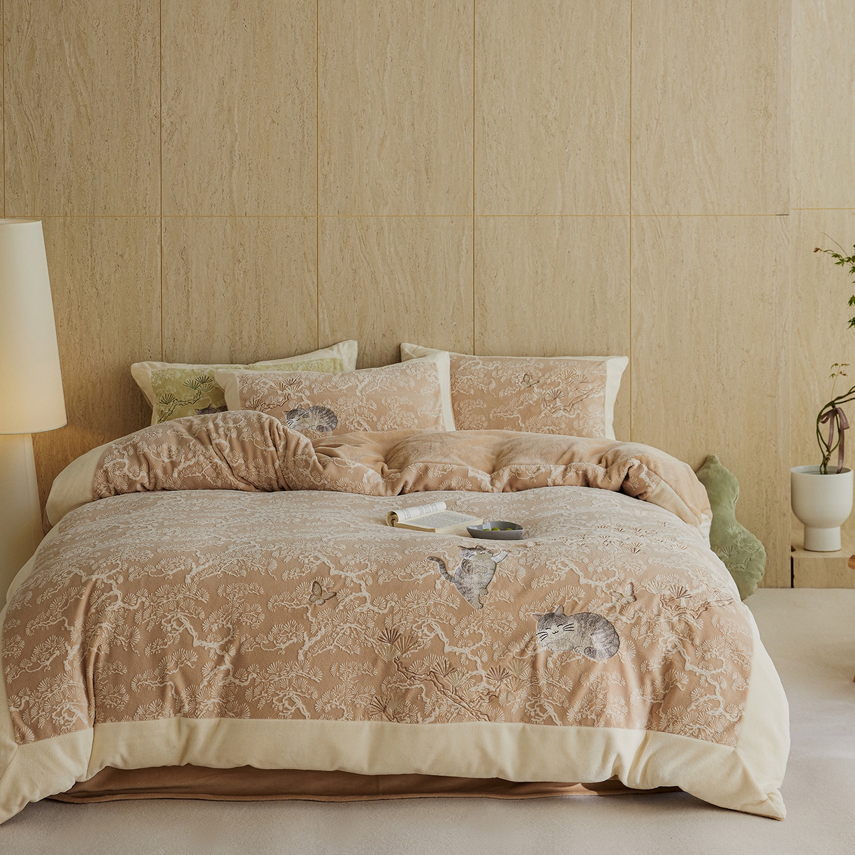 91家纺网 家纺一手货源 找家纺 风向标家纺 2025新款250克雕花绣花牛奶绒四件套-松涧系列风格二 银渐层-棕松间