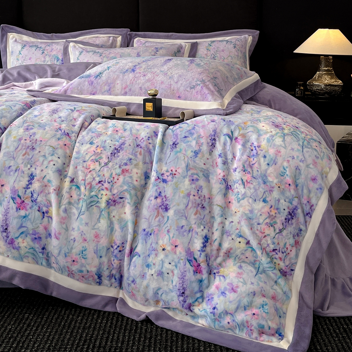 91家纺网 家纺一手货源 找家纺 吾诺家居 2025新款双拼角工艺数码牛奶绒四件套-芳华 熏衣草