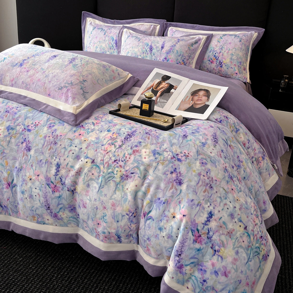 91家纺网 家纺一手货源 找家纺 吾诺家居 2025新款双拼角工艺数码牛奶绒四件套-芳华 熏衣草