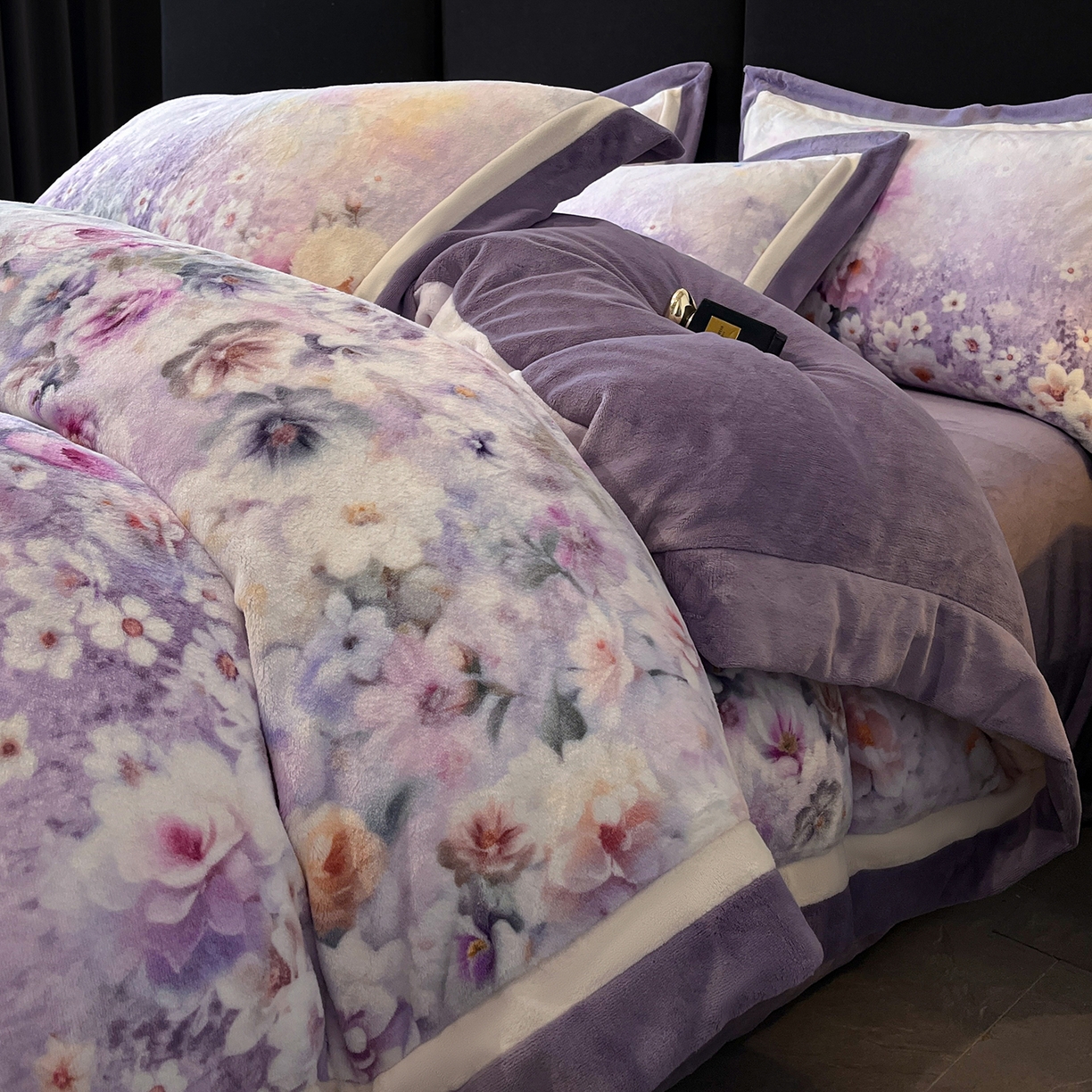 91家纺网 家纺一手货源 找家纺 （总）吾诺 双拼角工艺数码牛奶绒四件套 飞边拼角重工艺  -芳华系列