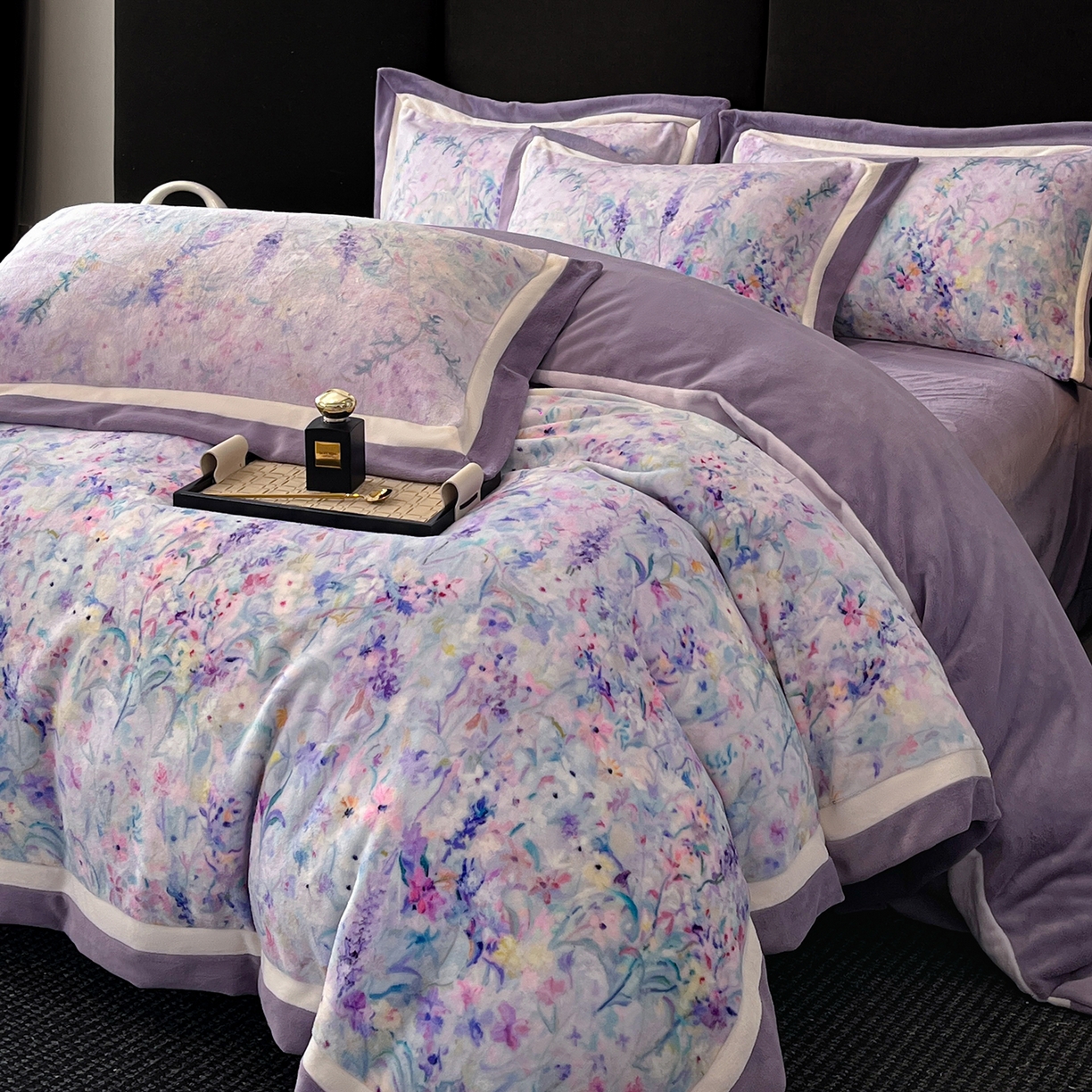 91家纺网 家纺一手货源 找家纺 吾诺家居 2025新款双拼角工艺数码牛奶绒四件套-芳华 熏衣草