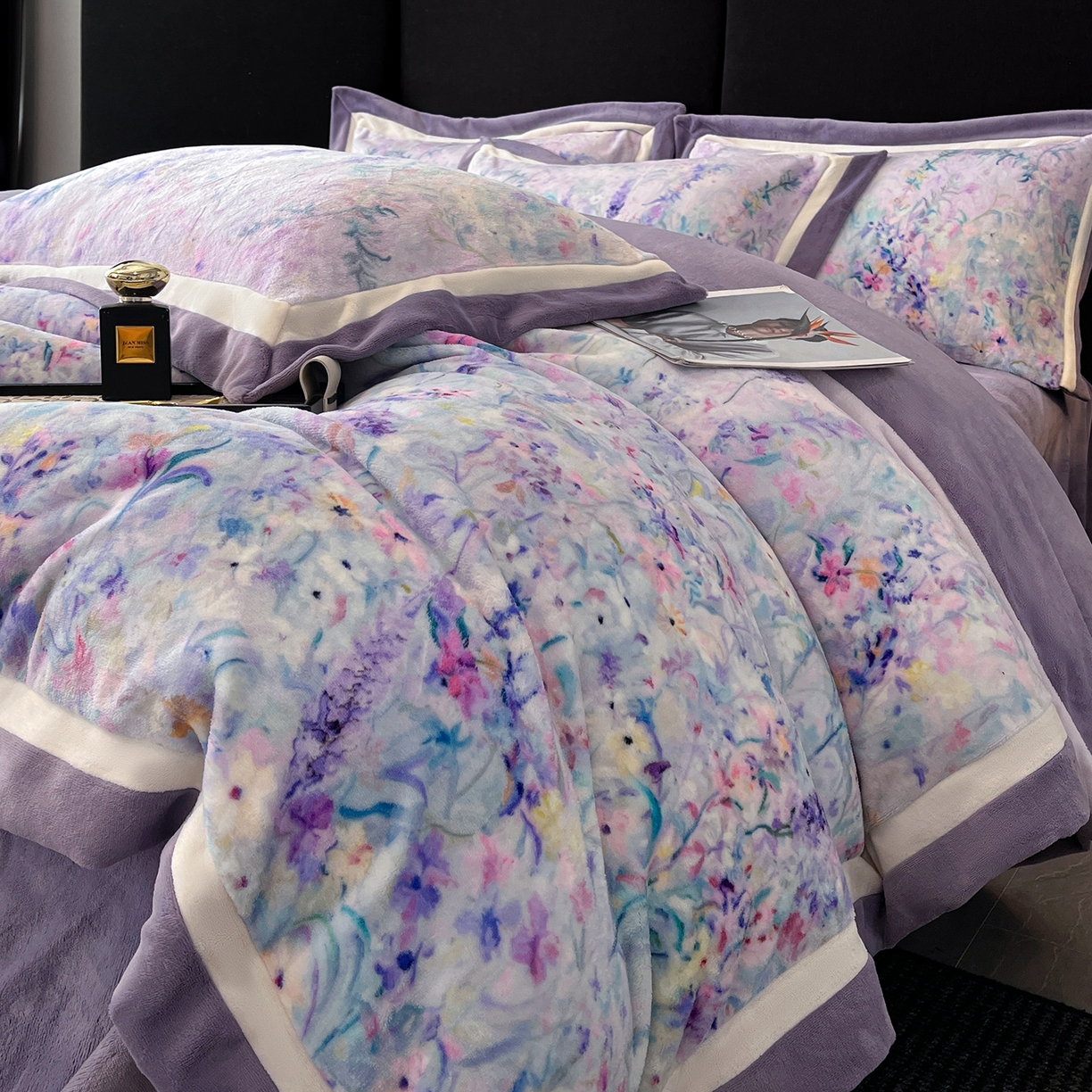 91家纺网 家纺一手货源 找家纺 吾诺家居 2025新款双拼角工艺数码牛奶绒四件套-芳华 熏衣草