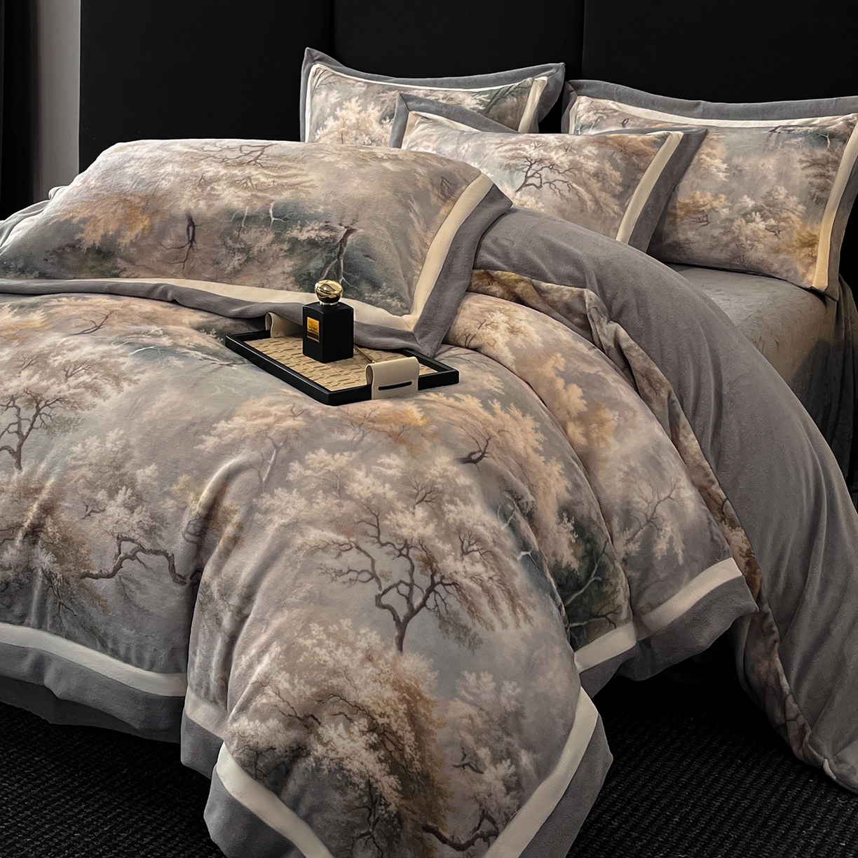 91家纺网 家纺一手货源 找家纺 吾诺家居 2025新款双拼角工艺数码牛奶绒四件套-芳华 秘境