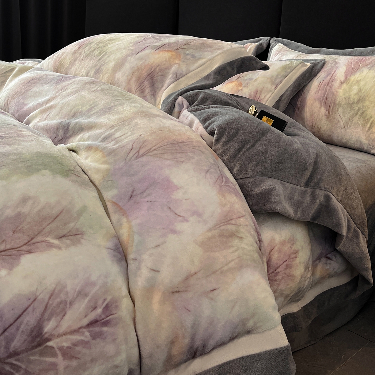 吾诺家居 2025新款双拼角工艺数码牛奶绒四件套-芳华 烟雨森林