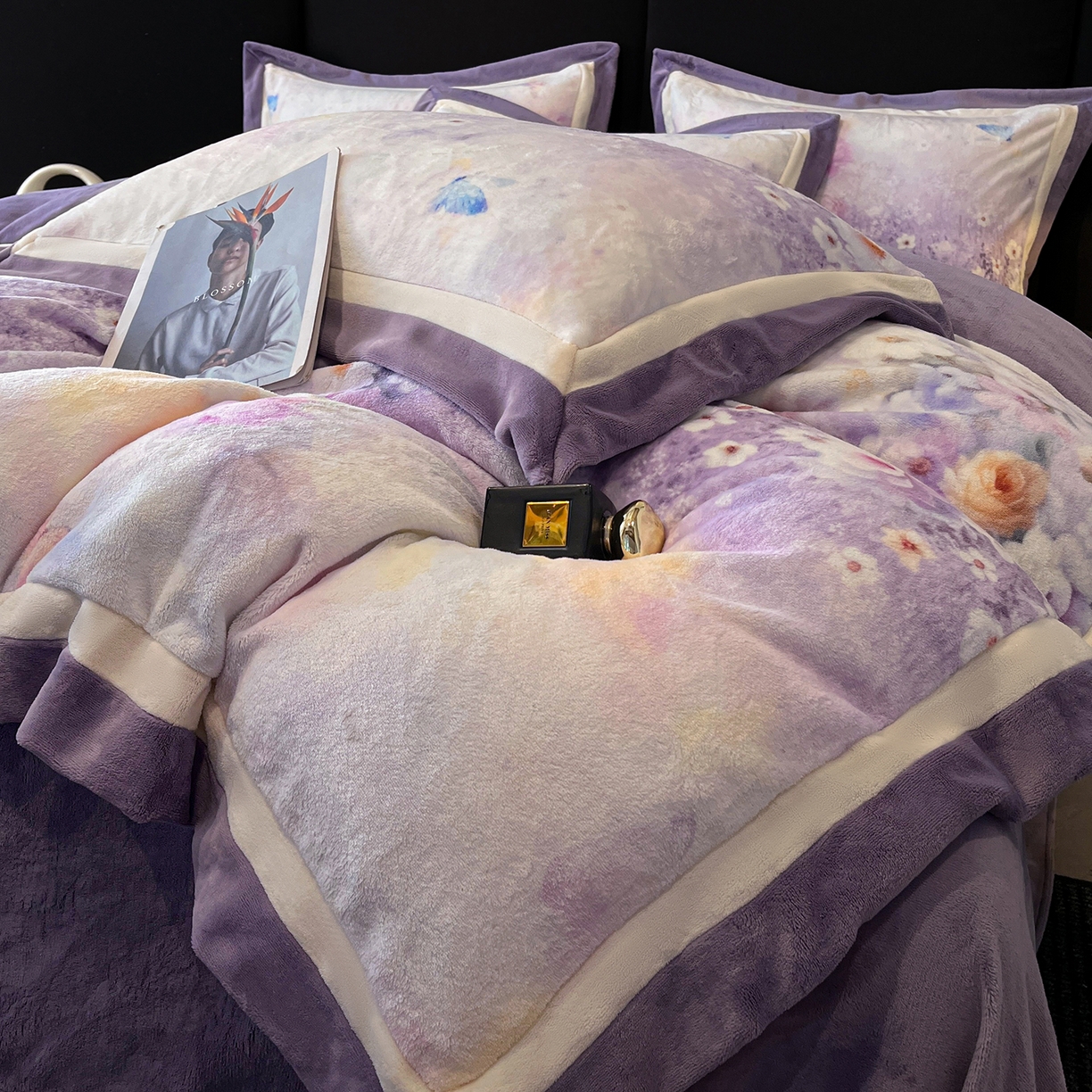 91家纺网 家纺一手货源 找家纺 吾诺家居 2025新款双拼角工艺数码牛奶绒四件套-芳华 花醉蝶