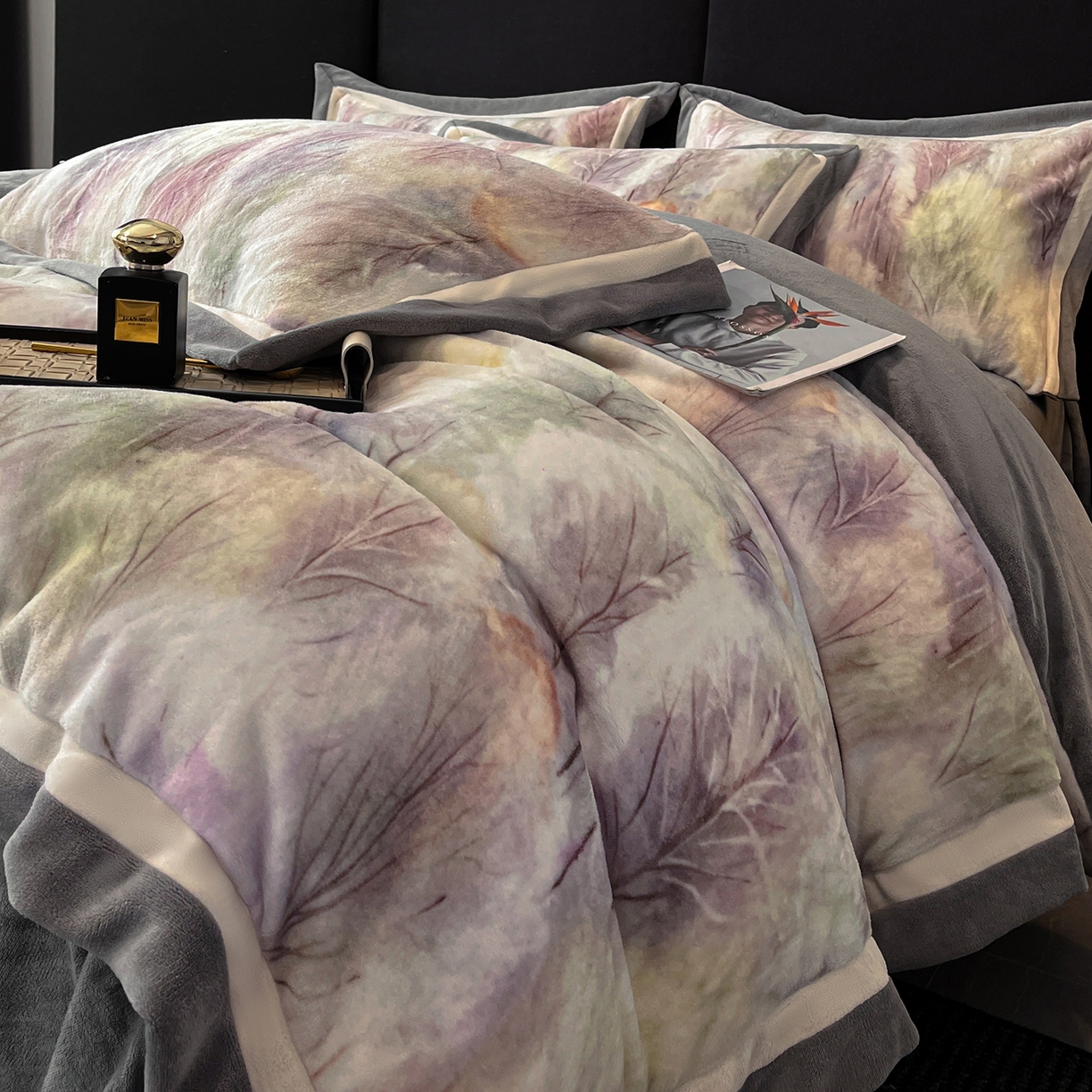 91家纺网 家纺一手货源 找家纺 吾诺家居 2025新款双拼角工艺数码牛奶绒四件套-芳华 烟雨森林