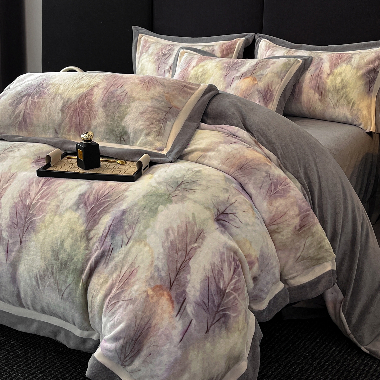 91家纺网 家纺一手货源 找家纺 吾诺家居 2025新款双拼角工艺数码牛奶绒四件套-芳华 烟雨森林