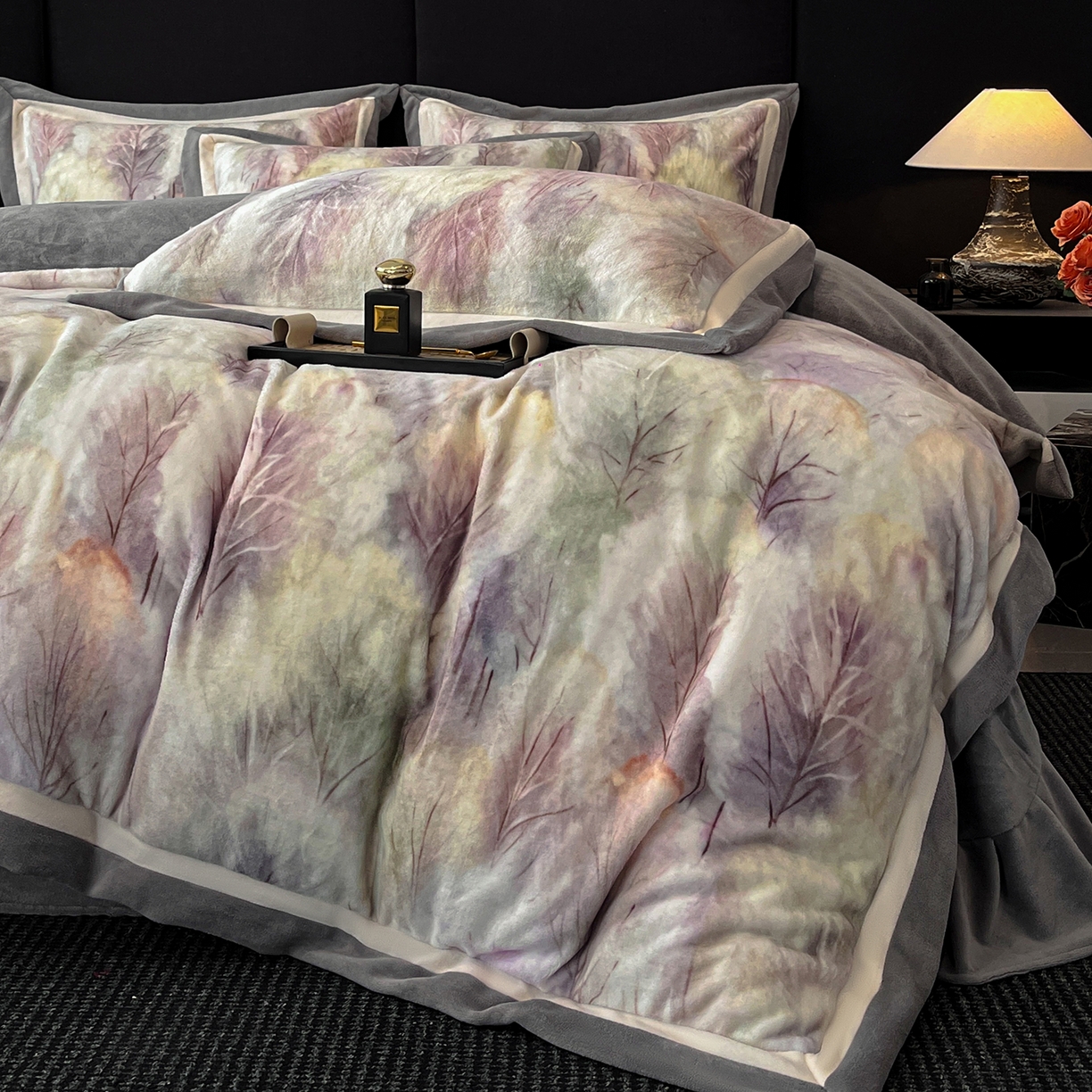 91家纺网 家纺一手货源 找家纺 吾诺家居 2025新款双拼角工艺数码牛奶绒四件套-芳华 烟雨森林