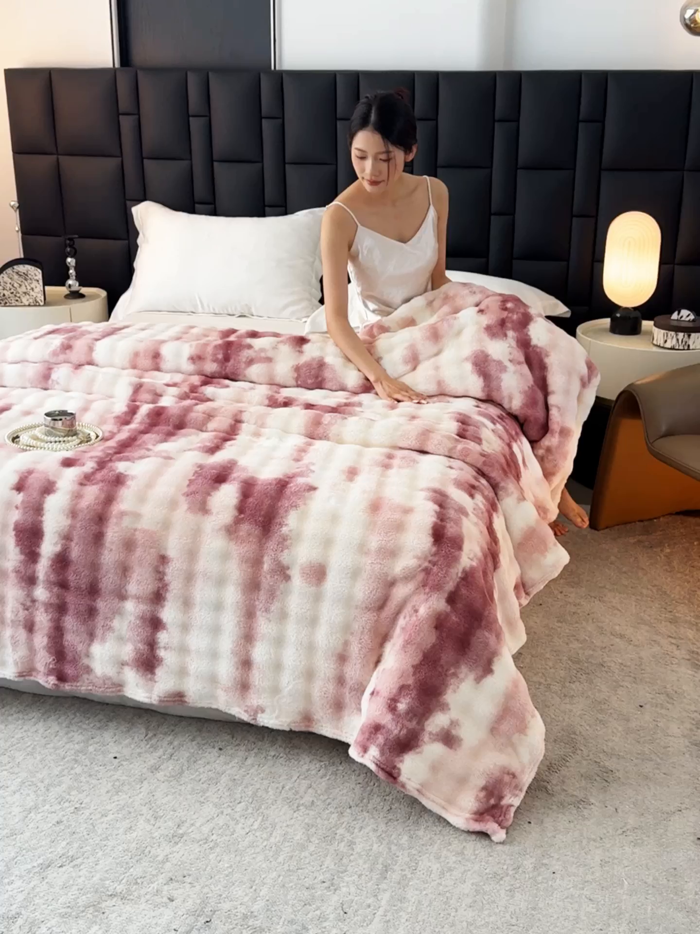 91家纺网 家纺一手货源 找家纺 乐窝家纺仓储 2025新款炫彩水墨画仿兔毛绒大泡泡绒印花法兰绒毛毯毯子大理石纹休闲-水墨画 水墨画-红