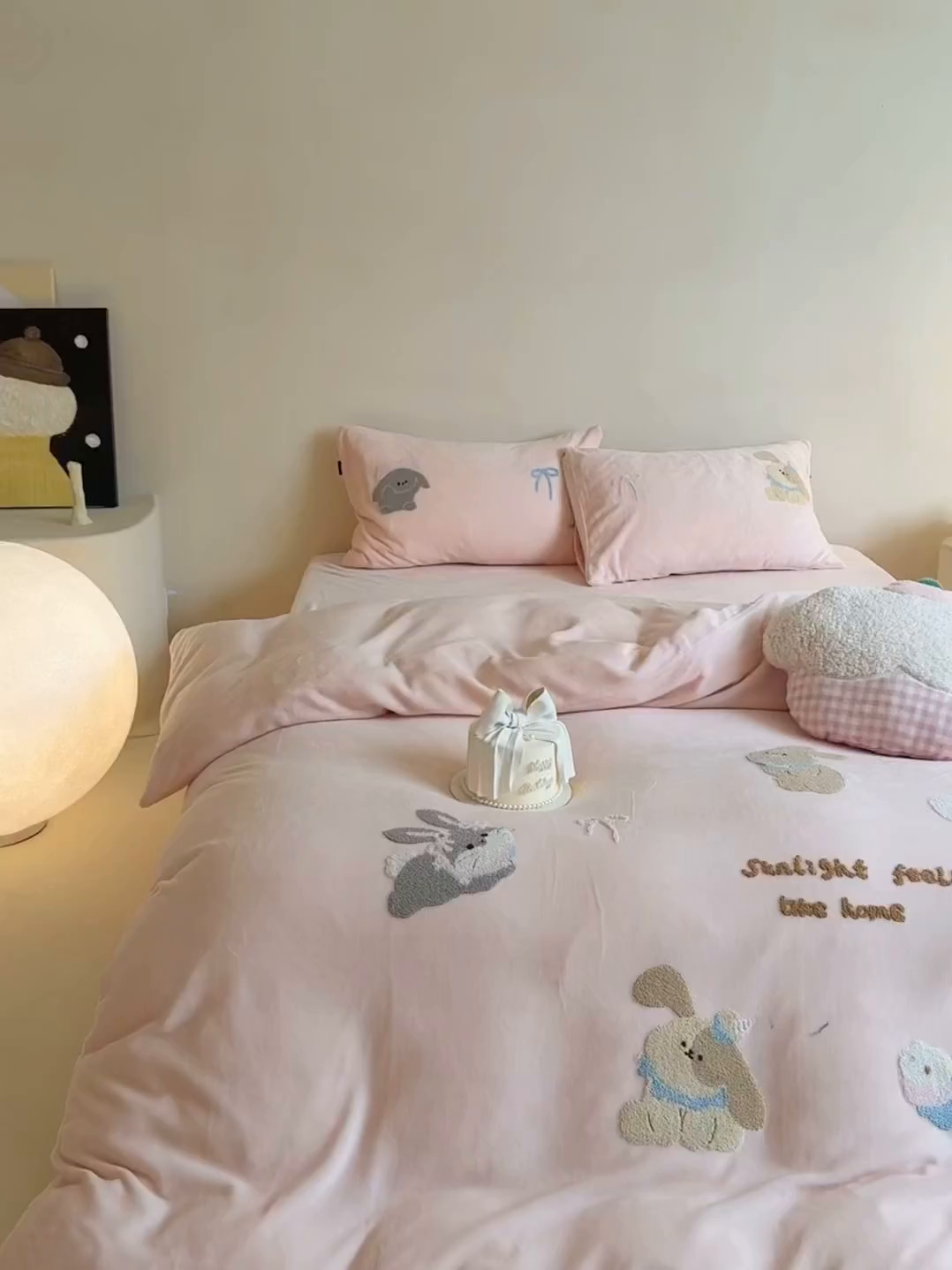 91家纺网 家纺一手货源 找家纺 （总）鹿班家居 2025新款冬季高克重牛奶绒毛巾绣系列四件套-可爱丽小兔（标准会员-10元）