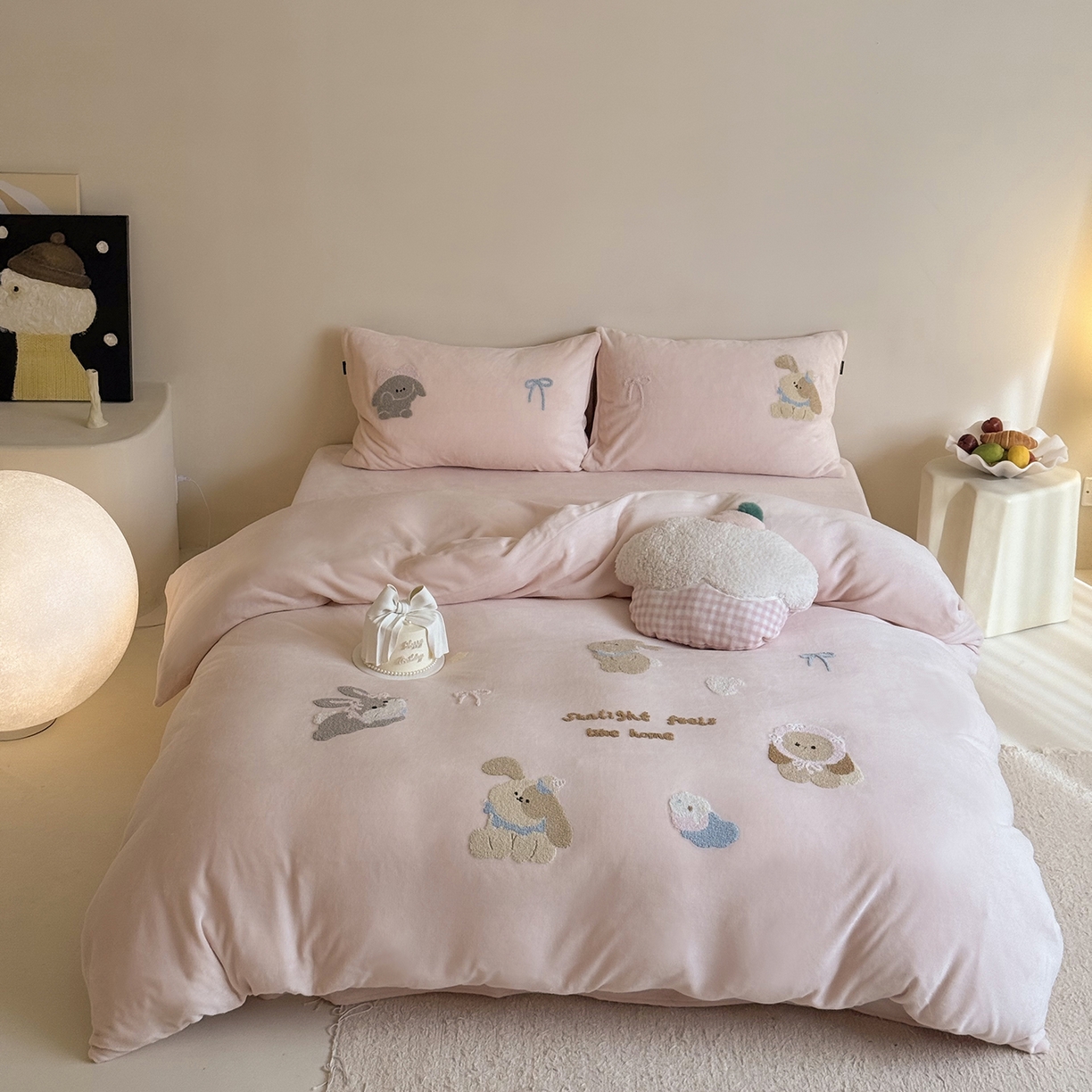 91家纺网 家纺一手货源 找家纺 （总）鹿班家居 2025新款冬季高克重牛奶绒毛巾绣系列四件套-可爱丽小兔（标准会员-10元）