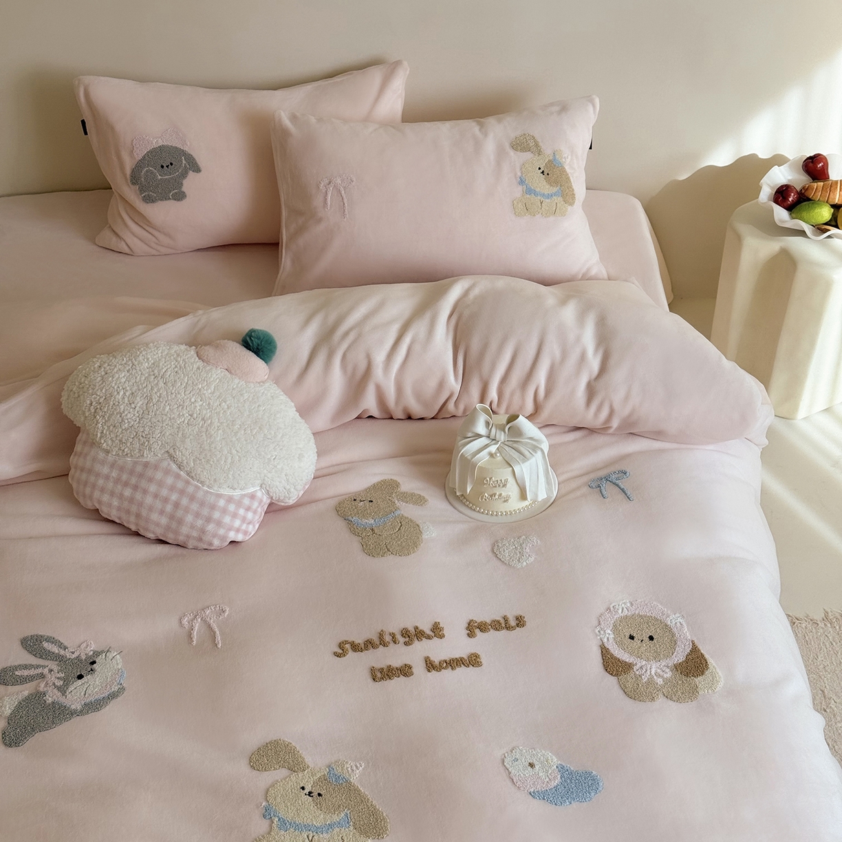 91家纺网 家纺一手货源 找家纺 （总）鹿班家居 2025新款冬季高克重牛奶绒毛巾绣系列四件套-可爱丽小兔（标准会员-10元）