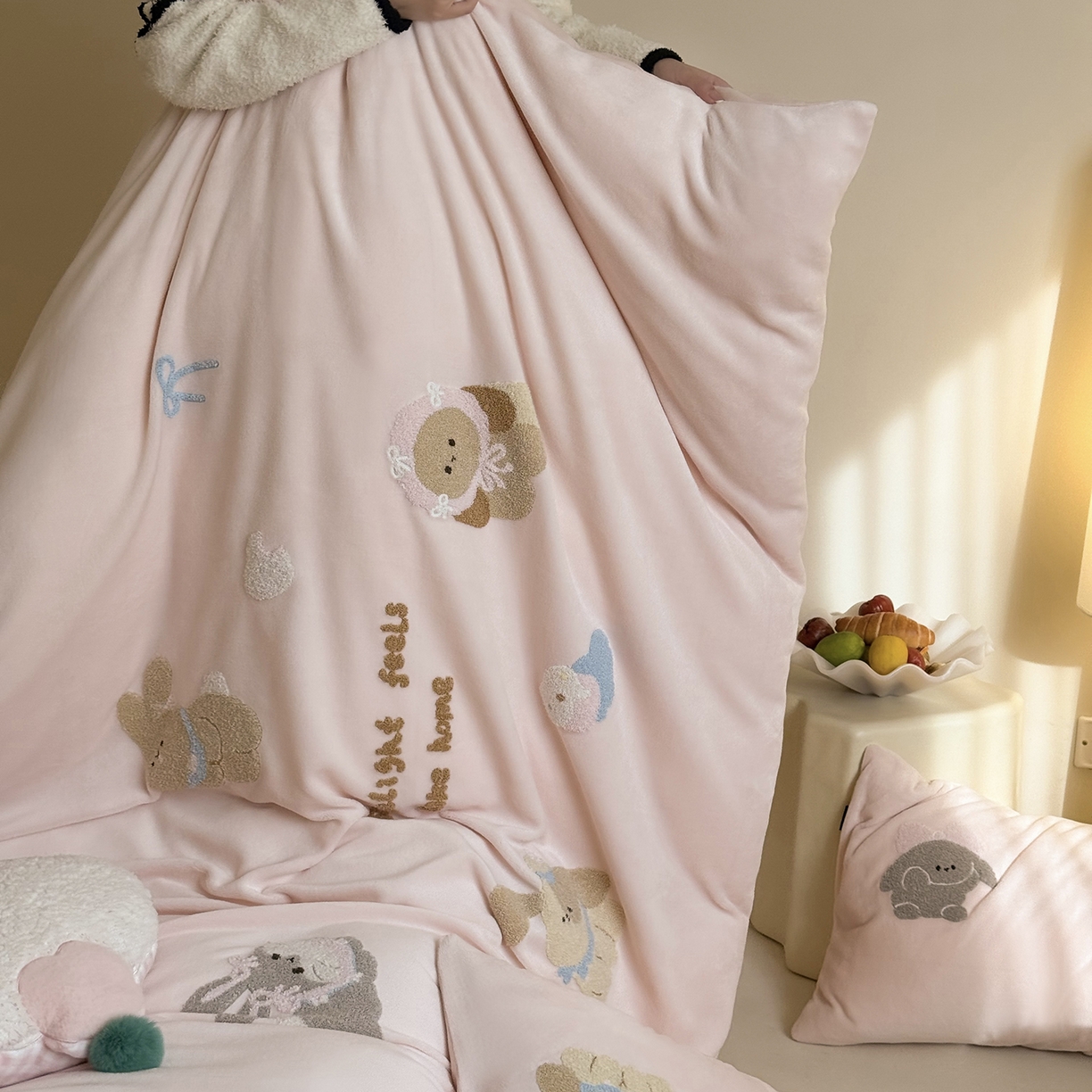 91家纺网 家纺一手货源 找家纺 （总）鹿班家居 2025新款冬季高克重牛奶绒毛巾绣系列四件套-可爱丽小兔（标准会员-10元）