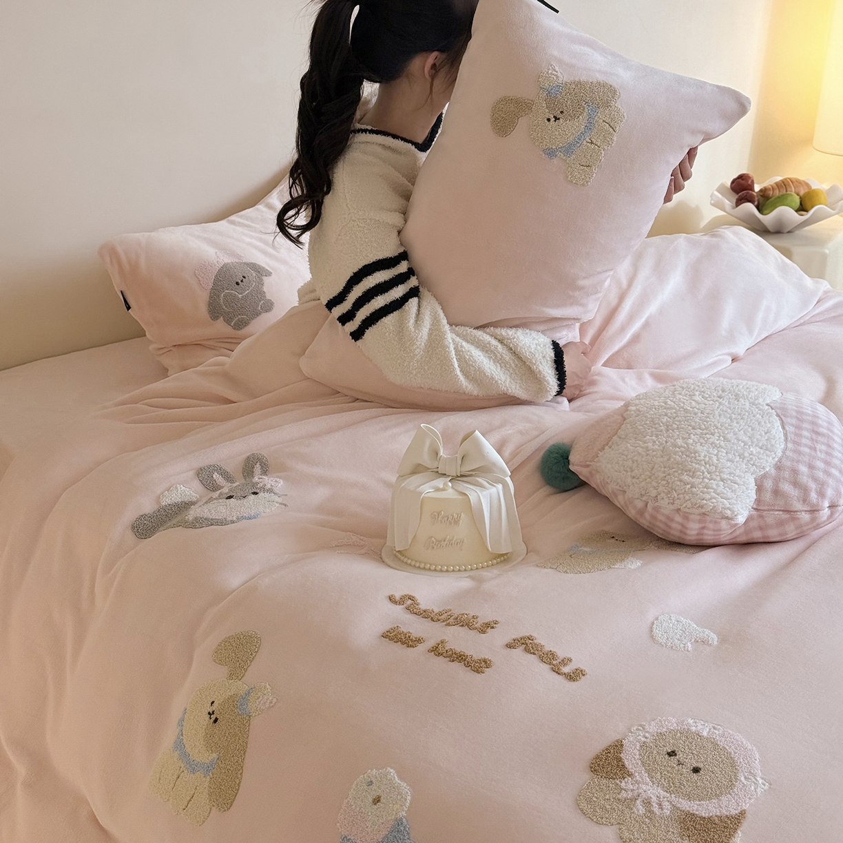 91家纺网 家纺一手货源 找家纺 （总）鹿班家居 2025新款冬季高克重牛奶绒毛巾绣系列四件套-可爱丽小兔（标准会员-10元）