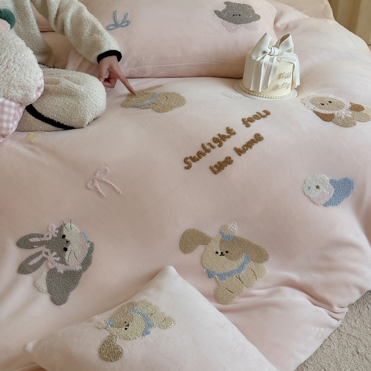 91家纺网 家纺一手货源 找家纺 （总）鹿班家居 2025新款冬季高克重牛奶绒毛巾绣系列四件套-可爱丽小兔（标准会员-10元）