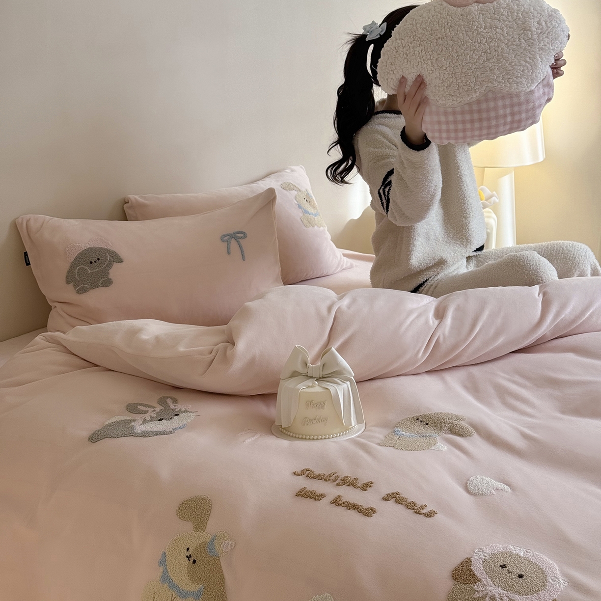 91家纺网 家纺一手货源 找家纺 （总）鹿班家居 2025新款冬季高克重牛奶绒毛巾绣系列四件套-可爱丽小兔（标准会员-10元）