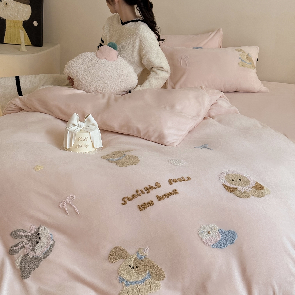 91家纺网 家纺一手货源 找家纺 （总）鹿班家居 2025新款冬季高克重牛奶绒毛巾绣系列四件套-可爱丽小兔（标准会员-10元）