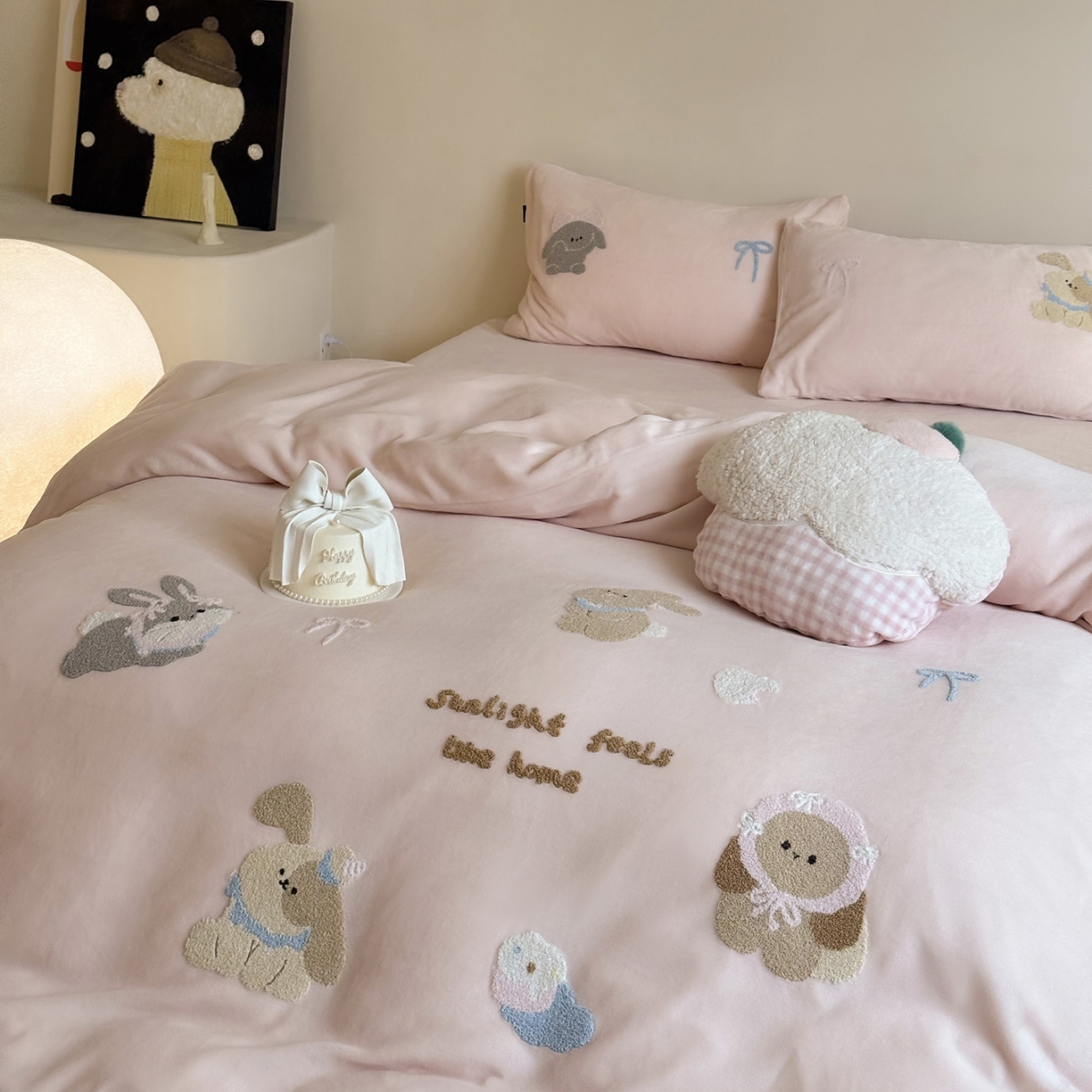 鹿班家居 2025新款冬季高克重牛奶绒毛巾绣系列四件套-可爱丽小兔（标准会员-10元） 粉色