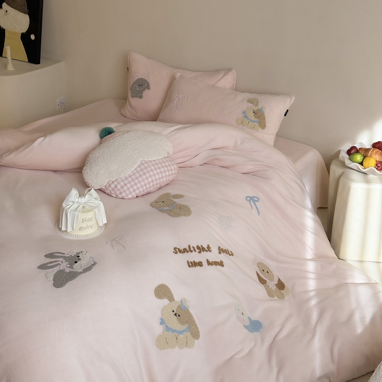 91家纺网 家纺一手货源 找家纺 鹿班家居 2025新款冬季高克重牛奶绒毛巾绣系列四件套-可爱丽小兔（标准会员-10元） 粉色