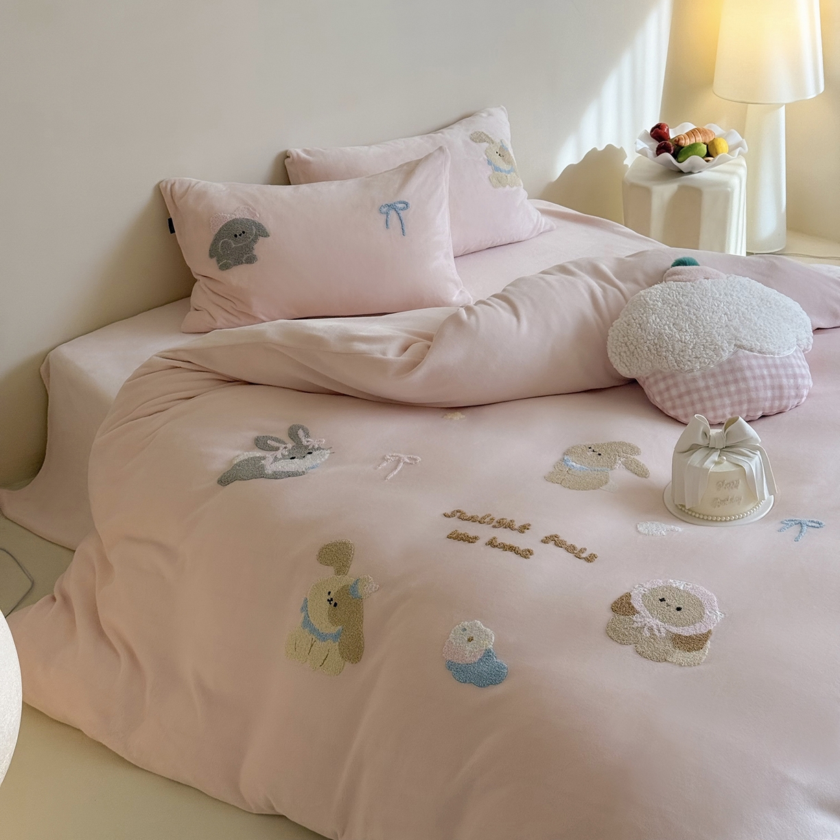 91家纺网 家纺一手货源 找家纺 鹿班家居 2025新款冬季高克重牛奶绒毛巾绣系列四件套-可爱丽小兔（标准会员-10元） 粉色