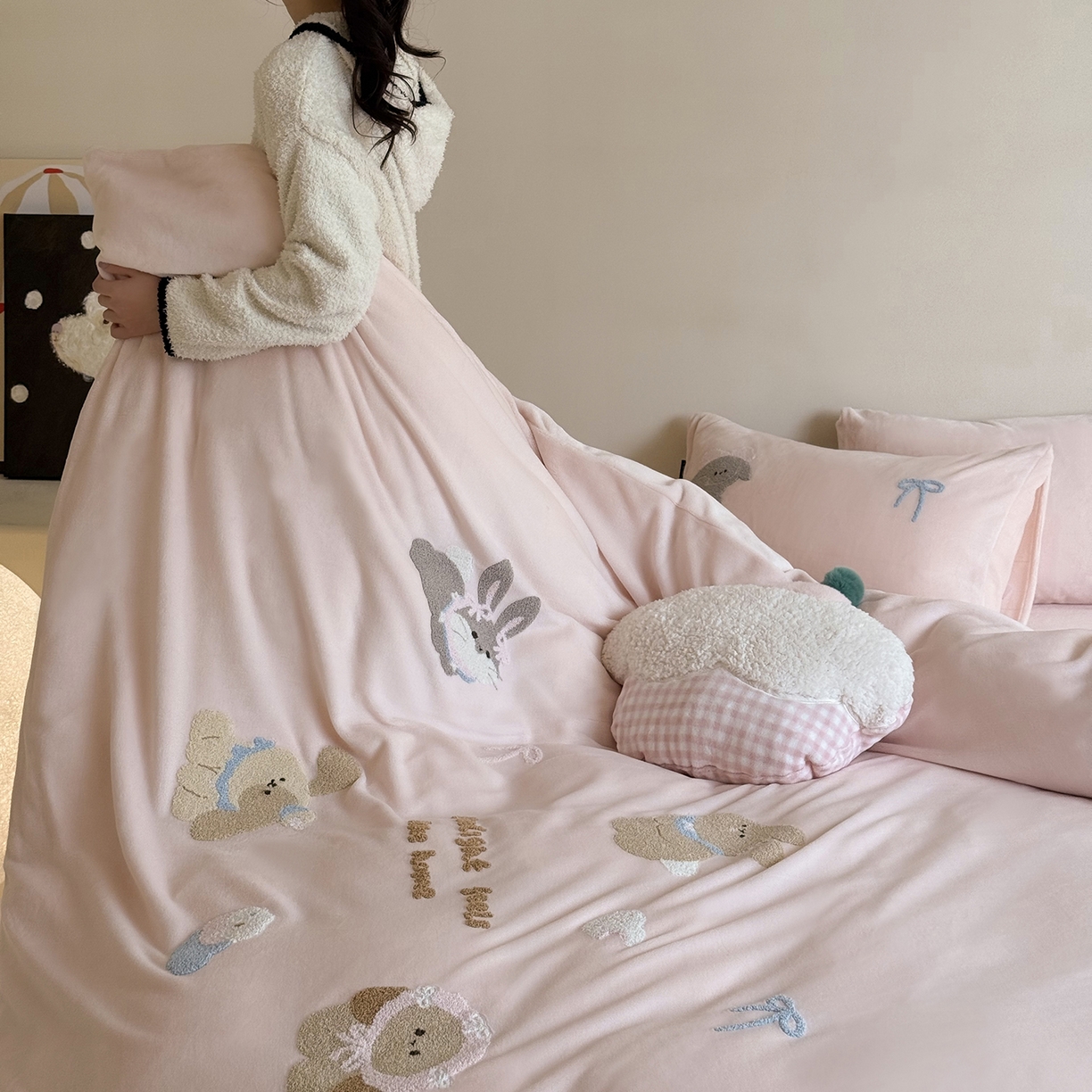 91家纺网 家纺一手货源 找家纺 鹿班家居 2025新款冬季高克重牛奶绒毛巾绣系列四件套-可爱丽小兔（标准会员-10元） 粉色