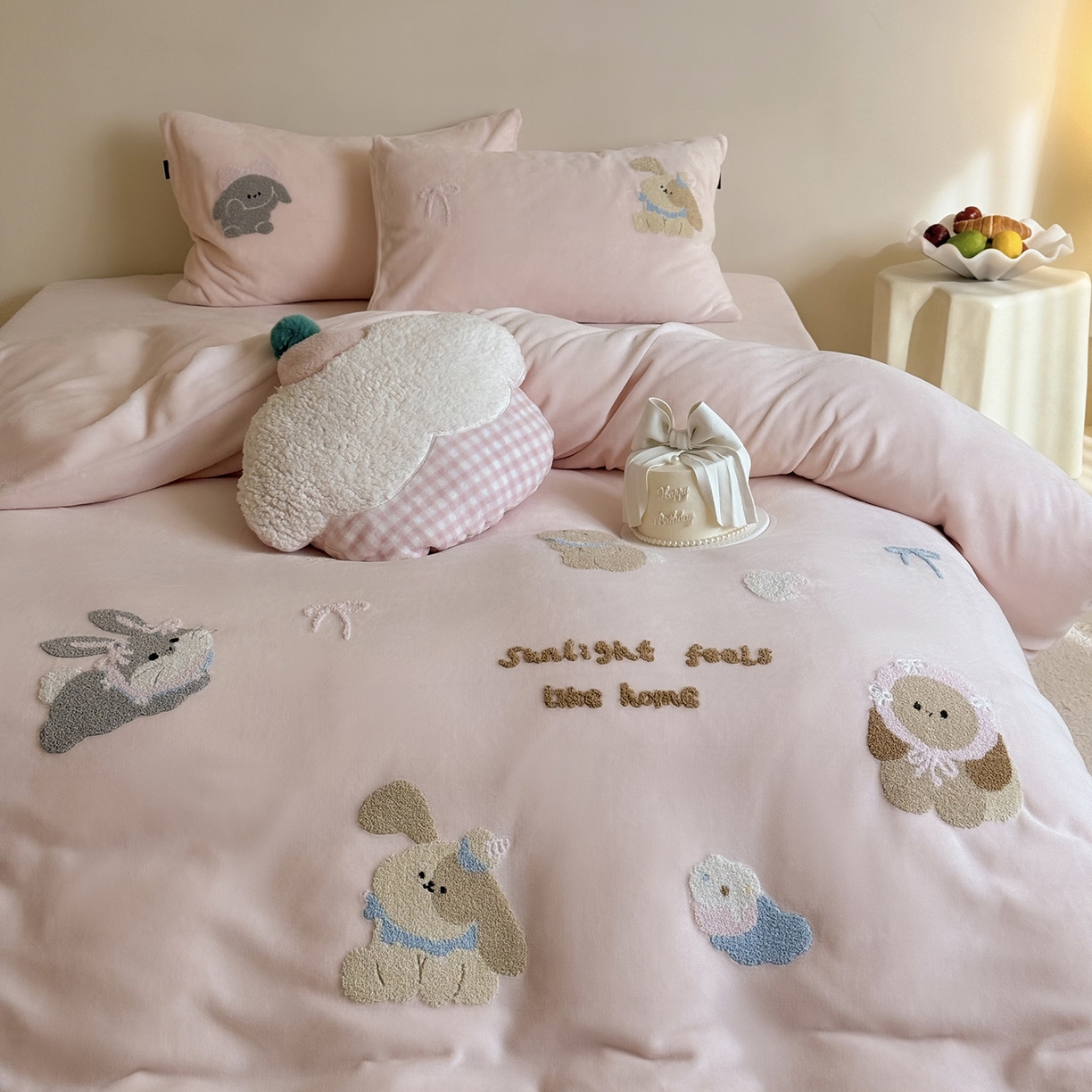 91家纺网 家纺一手货源 找家纺 鹿班家居 2025新款冬季高克重牛奶绒毛巾绣系列四件套-可爱丽小兔（标准会员-10元） 粉色