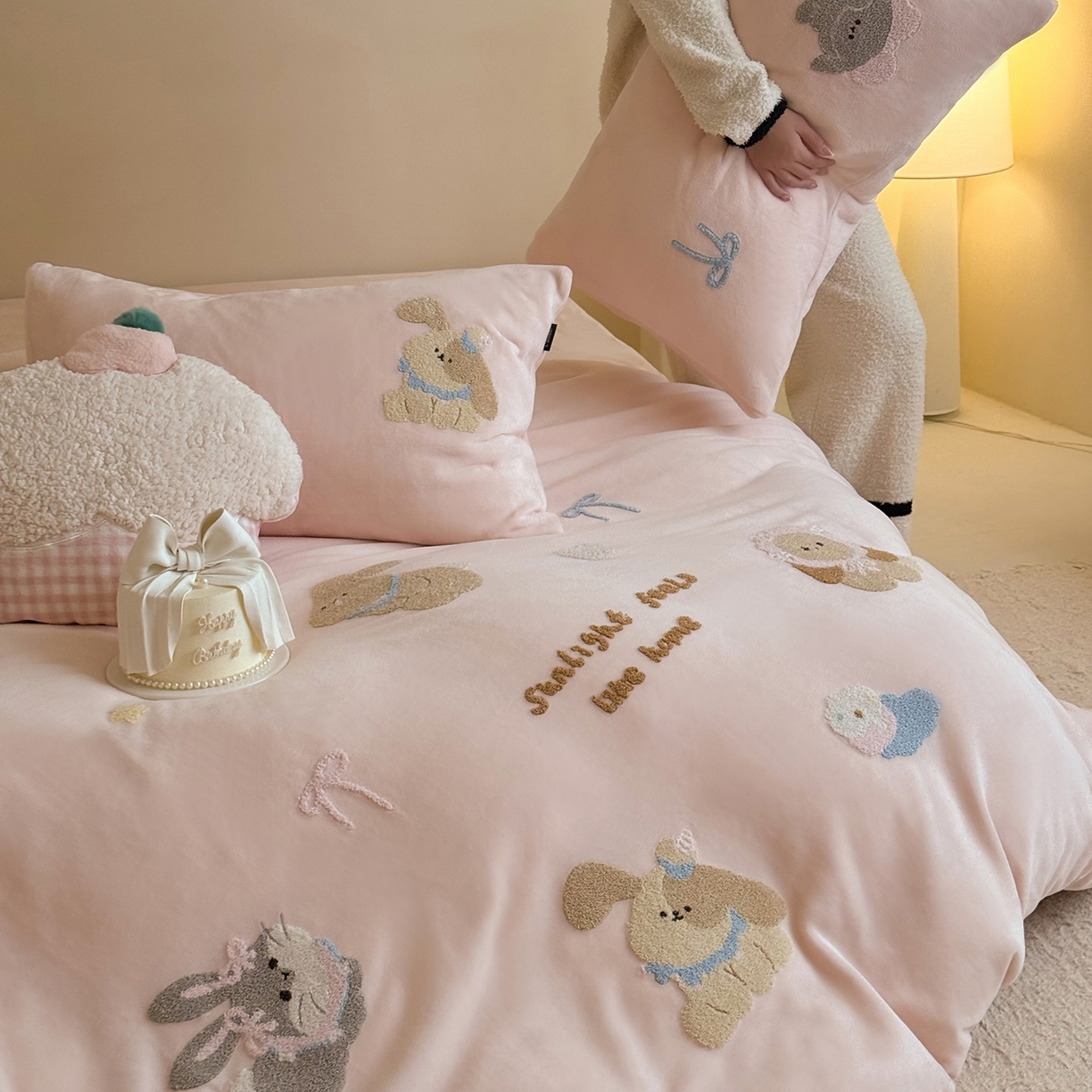 91家纺网 家纺一手货源 找家纺 鹿班家居 2025新款冬季高克重牛奶绒毛巾绣系列四件套-可爱丽小兔（标准会员-10元） 粉色