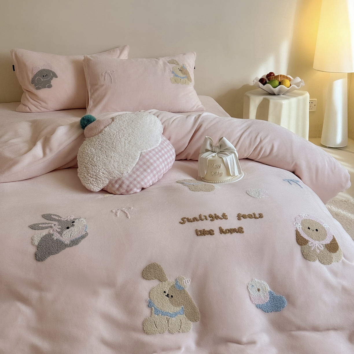 91家纺网 家纺一手货源 找家纺 鹿班家居 2025新款冬季高克重牛奶绒毛巾绣系列四件套-可爱丽小兔（标准会员-10元） 粉色