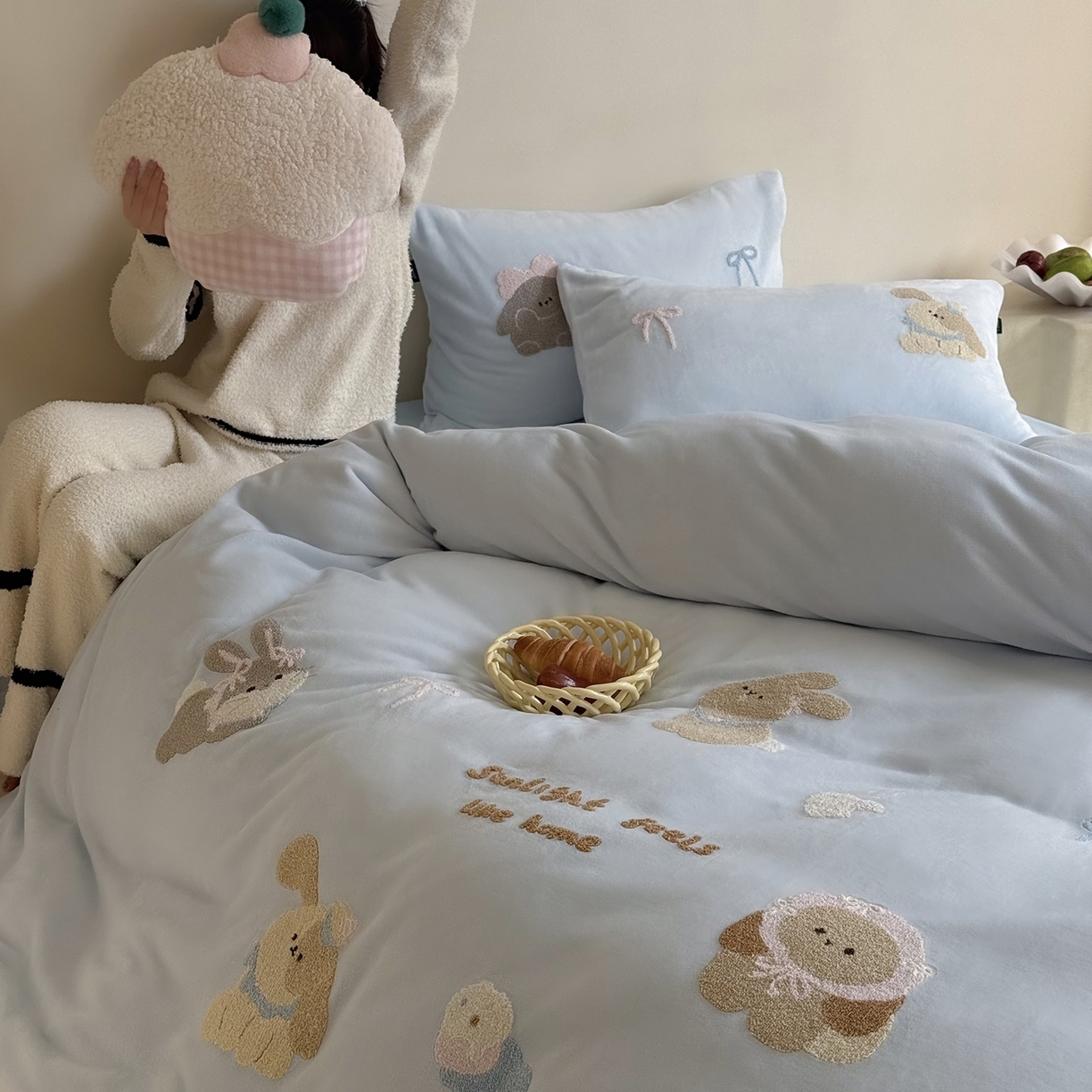 鹿班家居 2025新款冬季高克重牛奶绒毛巾绣系列四件套-可爱丽小兔（标准会员-10元） 蓝色