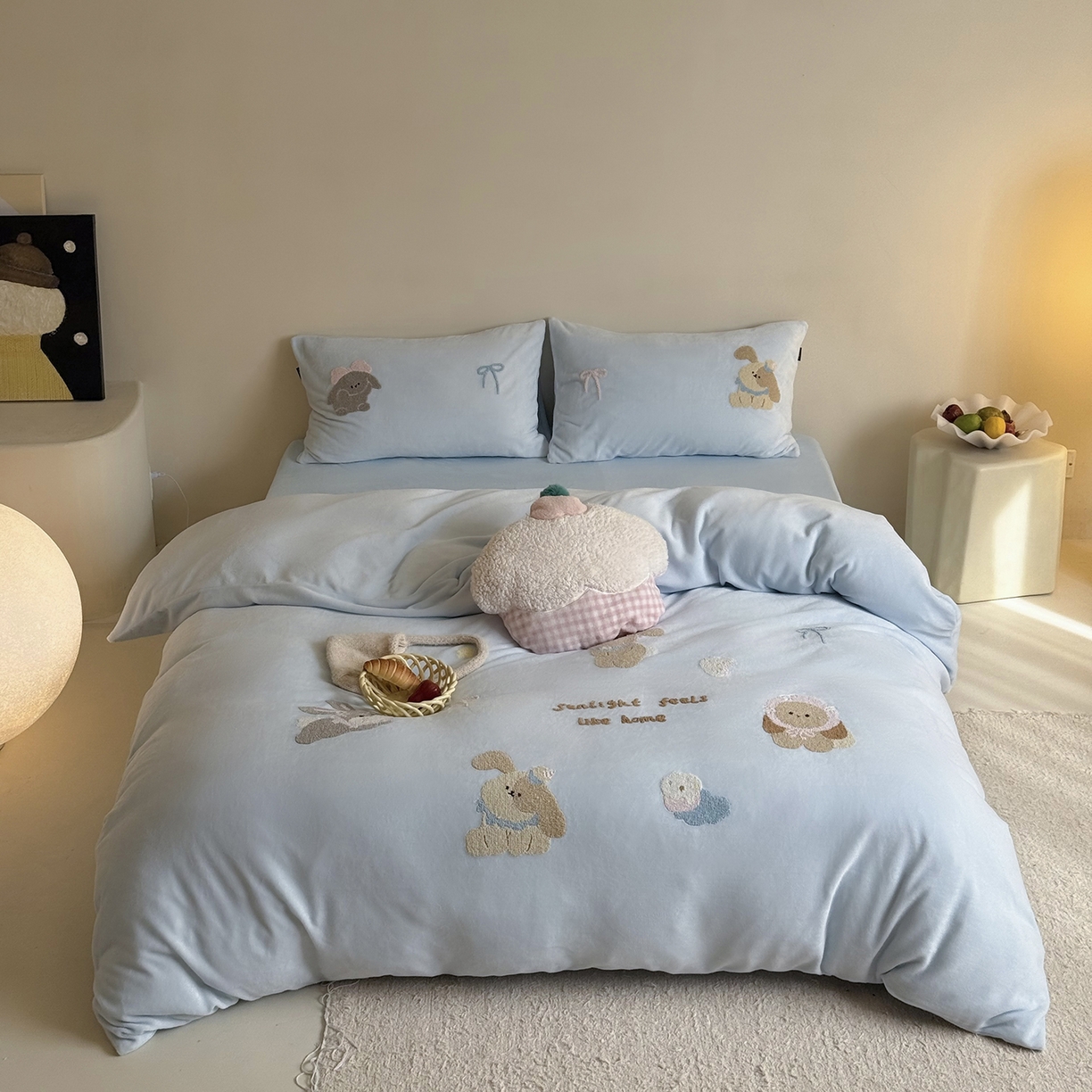 91家纺网 家纺一手货源 找家纺 鹿班家居 2025新款冬季高克重牛奶绒毛巾绣系列四件套-可爱丽小兔（标准会员-10元） 蓝色