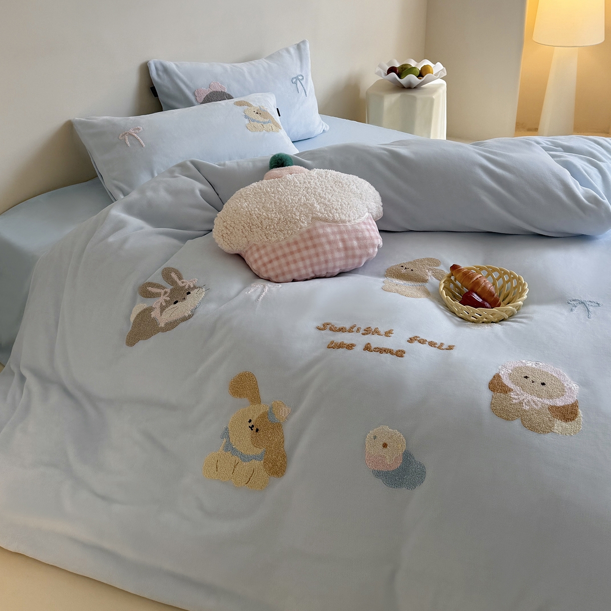 91家纺网 家纺一手货源 找家纺 鹿班家居 2025新款冬季高克重牛奶绒毛巾绣系列四件套-可爱丽小兔（标准会员-10元） 蓝色