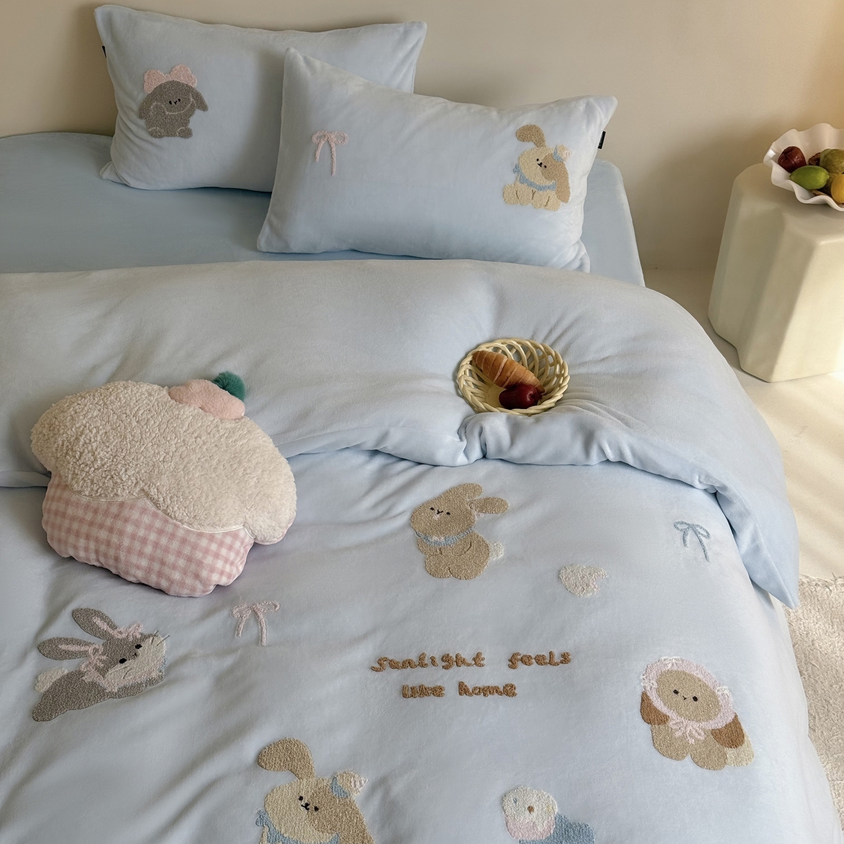 91家纺网 家纺一手货源 找家纺 鹿班家居 2025新款冬季高克重牛奶绒毛巾绣系列四件套-可爱丽小兔（标准会员-10元） 蓝色