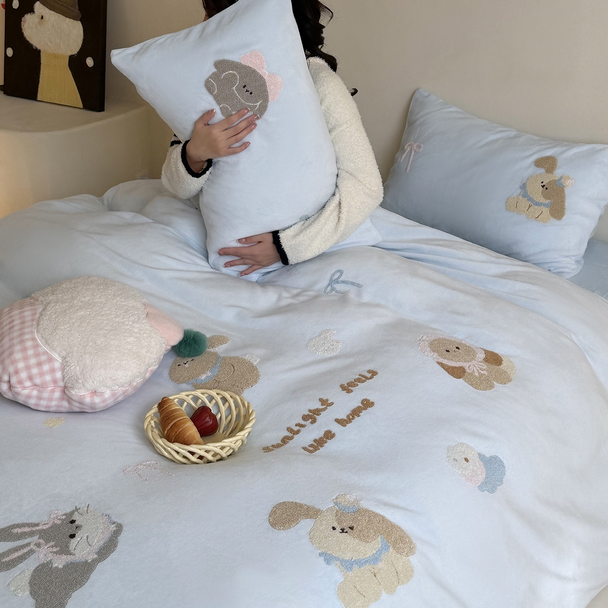 91家纺网 家纺一手货源 找家纺 鹿班家居 2025新款冬季高克重牛奶绒毛巾绣系列四件套-可爱丽小兔（标准会员-10元） 蓝色