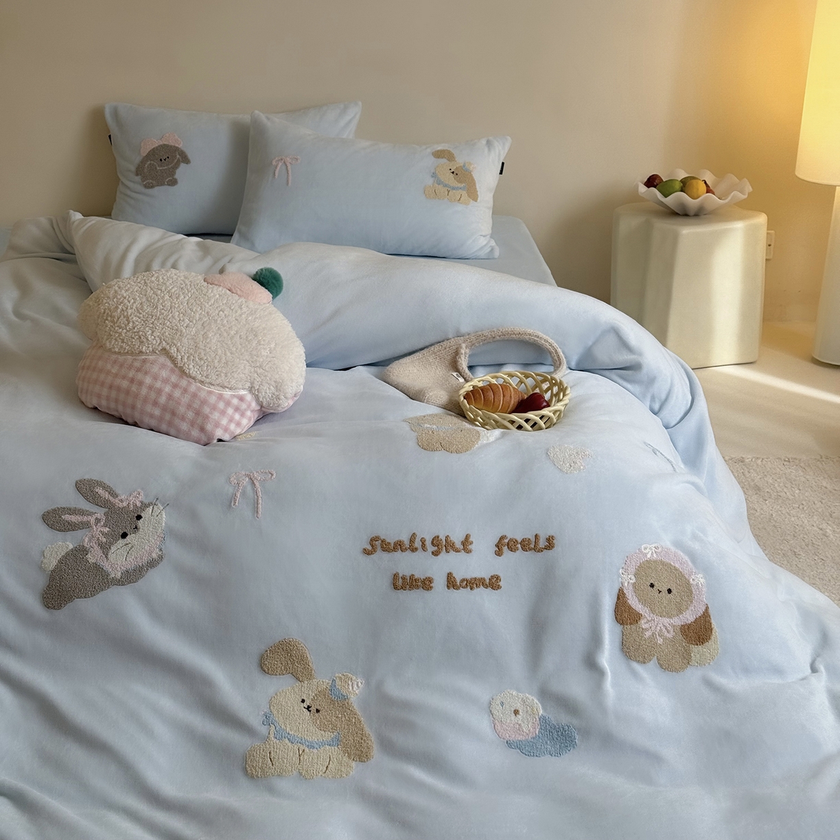 91家纺网 家纺一手货源 找家纺 鹿班家居 2025新款冬季高克重牛奶绒毛巾绣系列四件套-可爱丽小兔（标准会员-10元） 蓝色