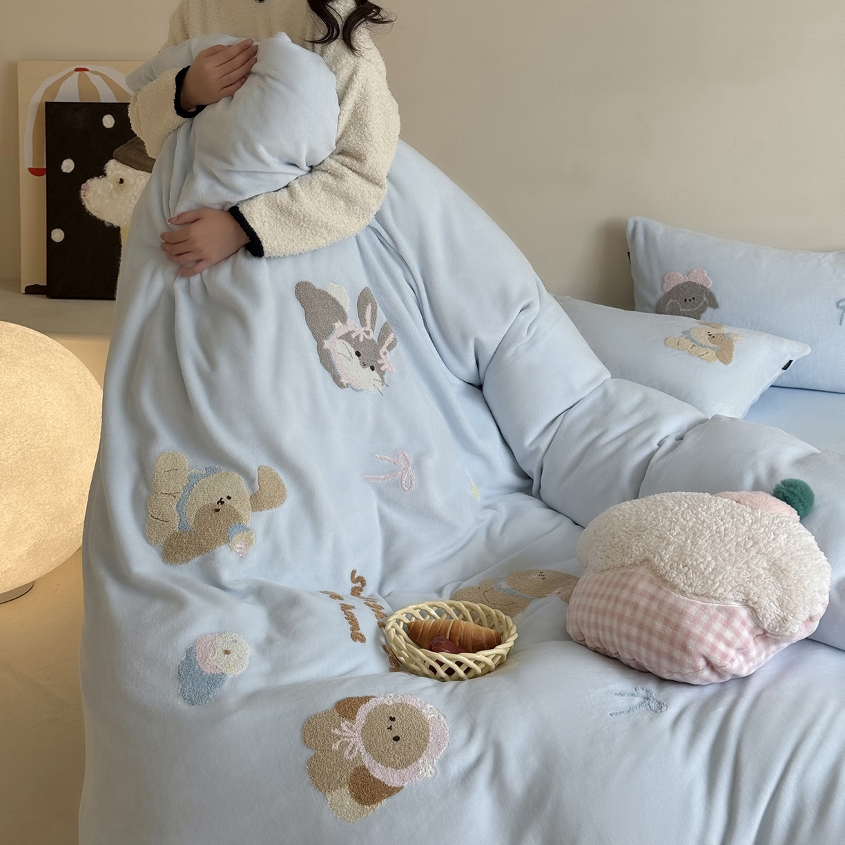 91家纺网 家纺一手货源 找家纺 鹿班家居 2025新款冬季高克重牛奶绒毛巾绣系列四件套-可爱丽小兔（标准会员-10元） 蓝色