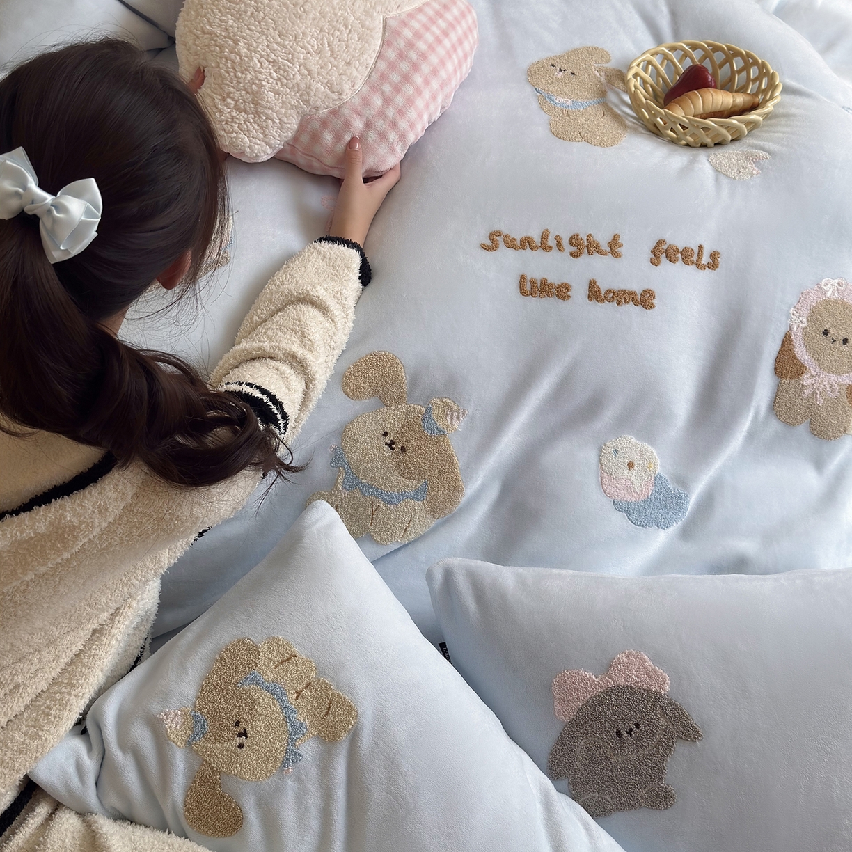 91家纺网 家纺一手货源 找家纺 鹿班家居 2025新款冬季高克重牛奶绒毛巾绣系列四件套-可爱丽小兔（标准会员-10元） 蓝色