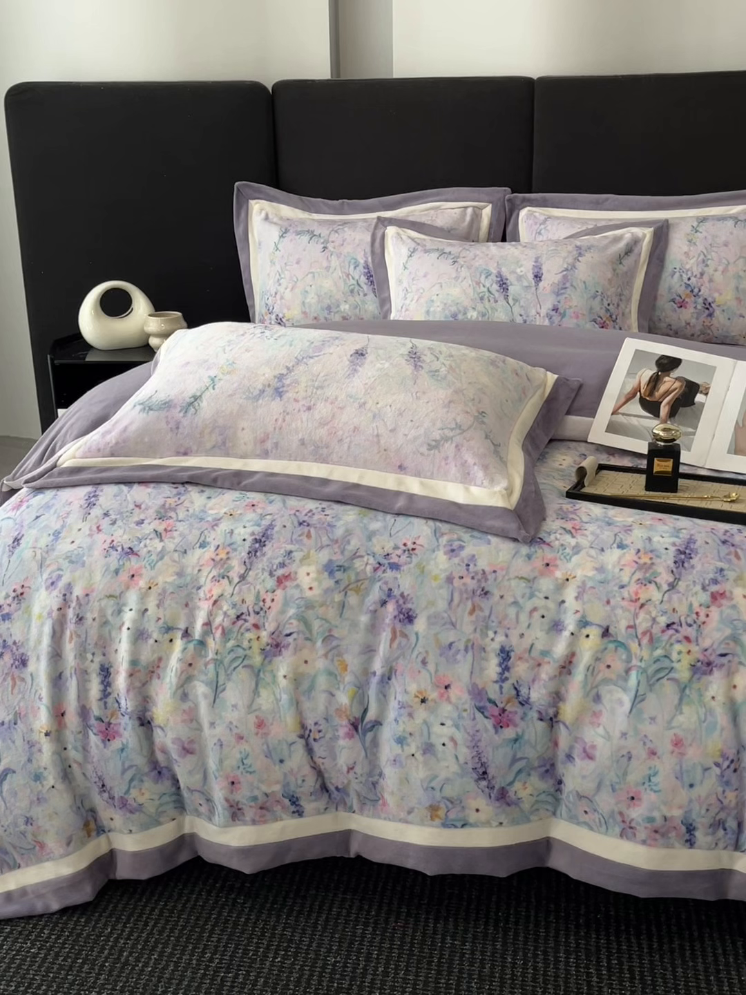 91家纺网 家纺一手货源 找家纺 吾诺家居 2025新款双拼角工艺数码牛奶绒四件套-芳华 熏衣草